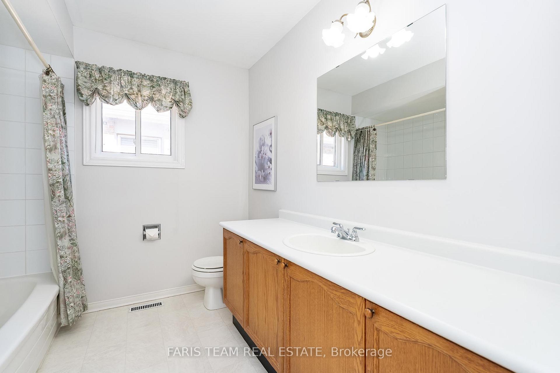 Photo 22 of 43 McDougall Drive, Barrie, West Bayfield — HOMEH