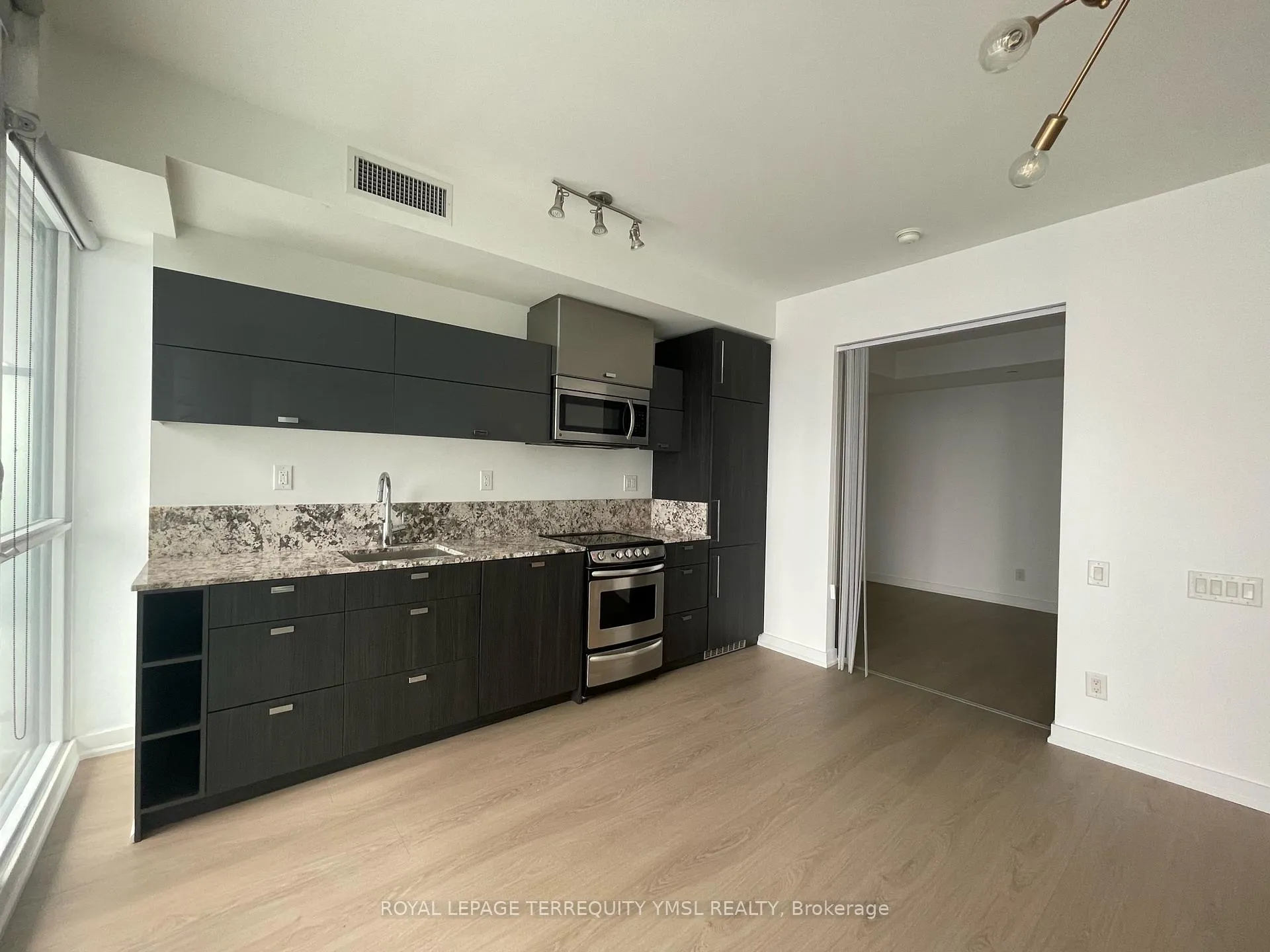 Photo 4 of Unit 2701, 290 Adelaide Street, Toronto, Waterfront Communities — HOMEH