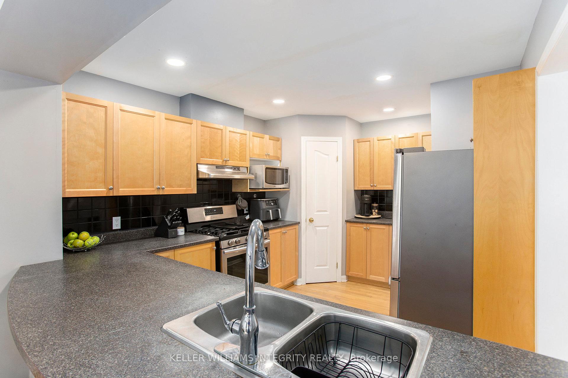 Photo 10 of 532 Wild Shore Crescent, Ottawa, Riverside South/Gloucester Glen — HOMEH