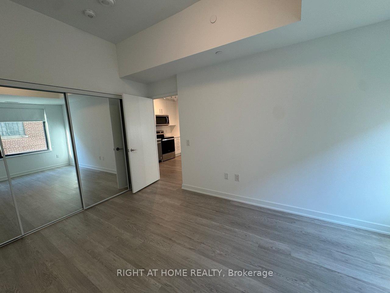 Photo 4 of Unit 201, 3 Strathgowan Avenue, Toronto, Lawrence Park South — HOMEH