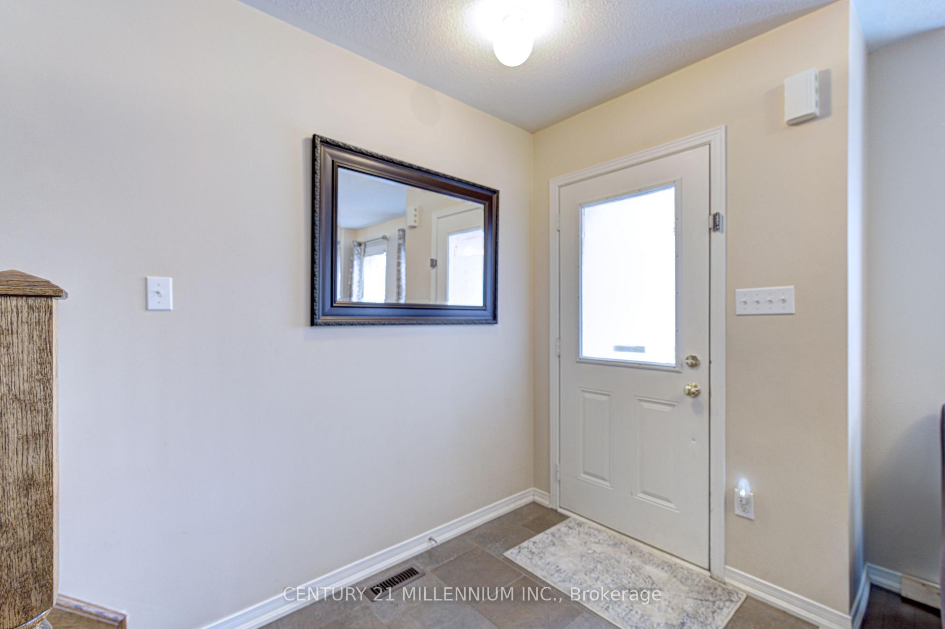 Photo 4 of 13 Coolwater Drive, Brampton, Sandringham-Wellington — HOMEH