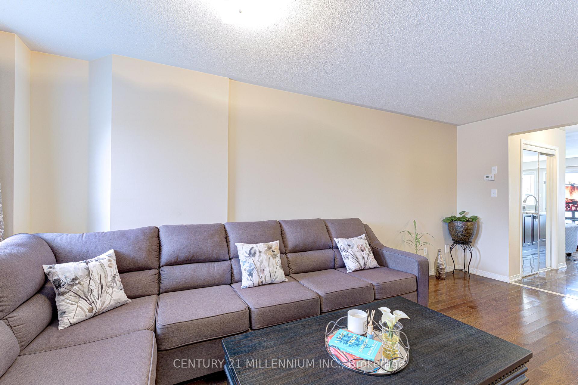 Photo 5 of 13 Coolwater Drive, Brampton, Sandringham-Wellington — HOMEH