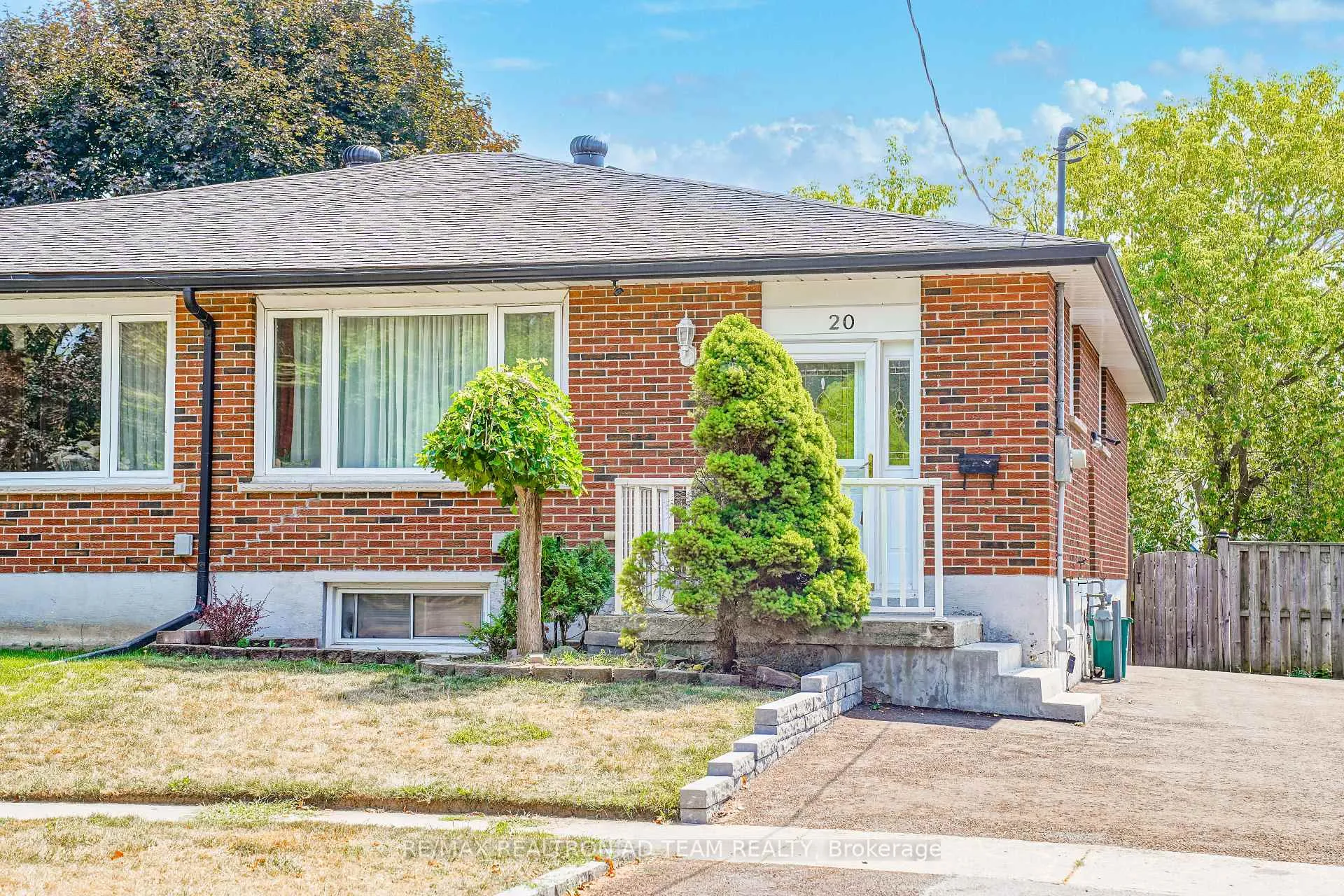 Photo 2 of 20 Little Avenue, Clarington, Bowmanville — HOMEH