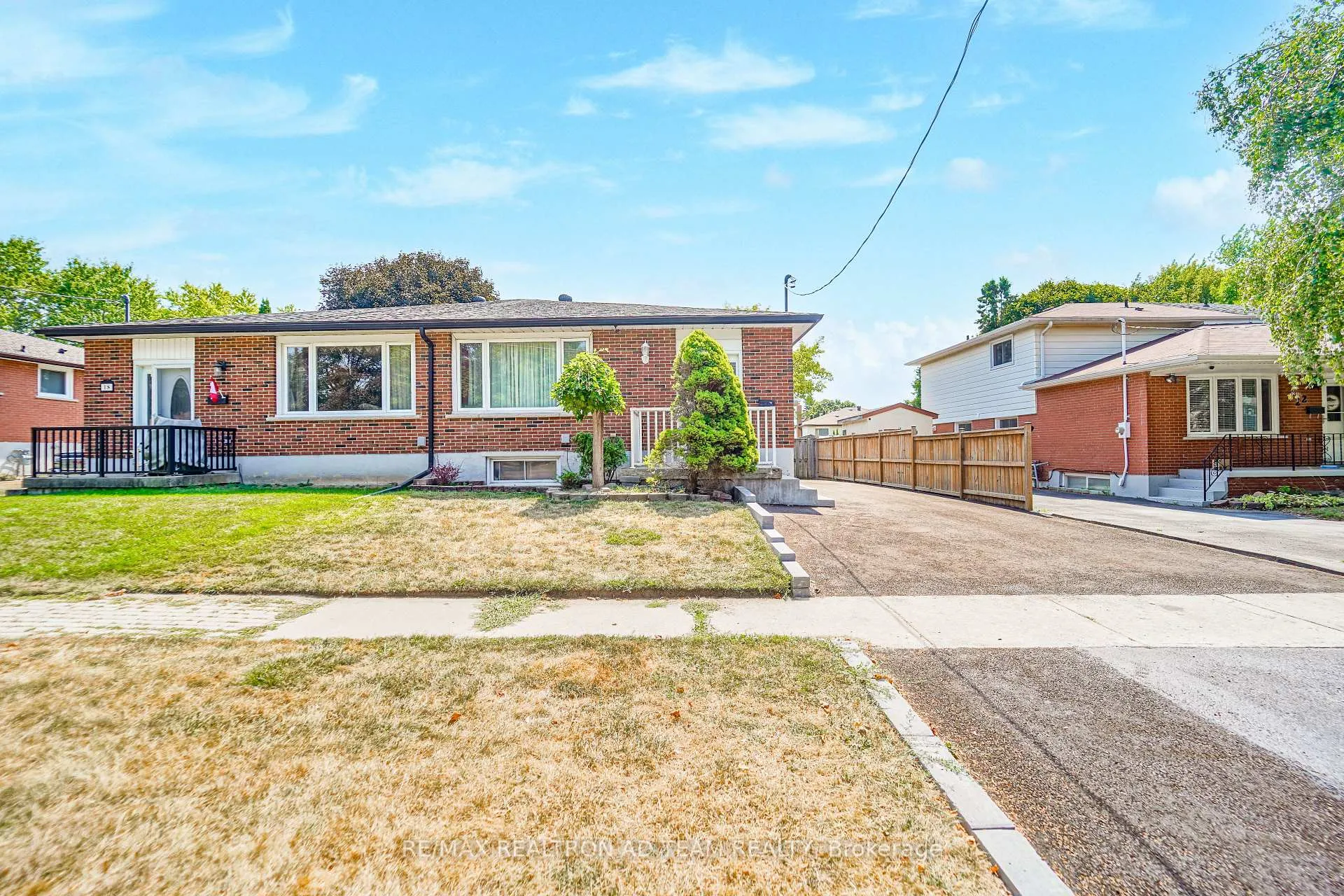 Photo 3 of 20 Little Avenue, Clarington, Bowmanville — HOMEH