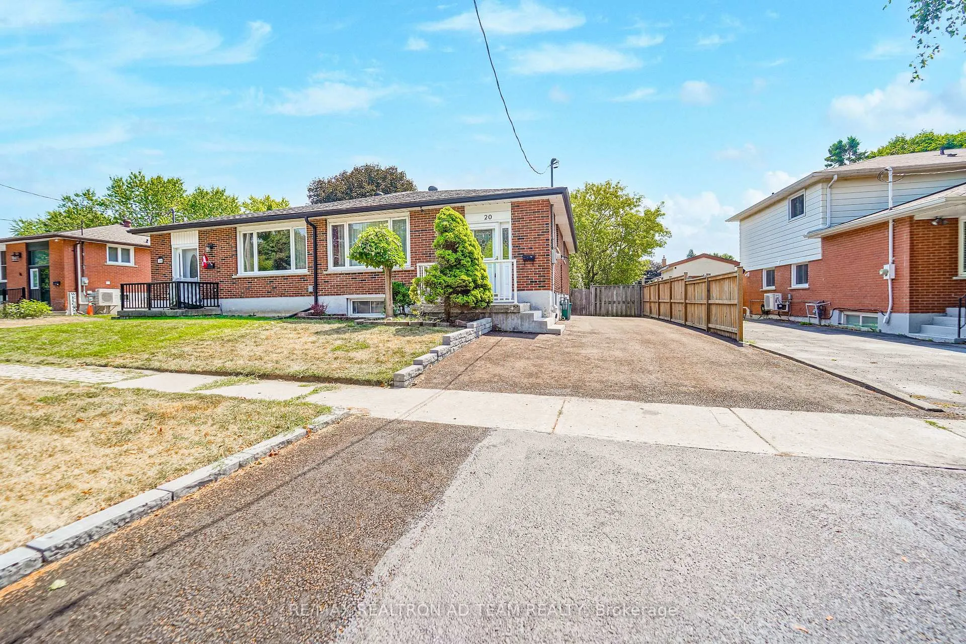 Photo 4 of 20 Little Avenue, Clarington, Bowmanville — HOMEH