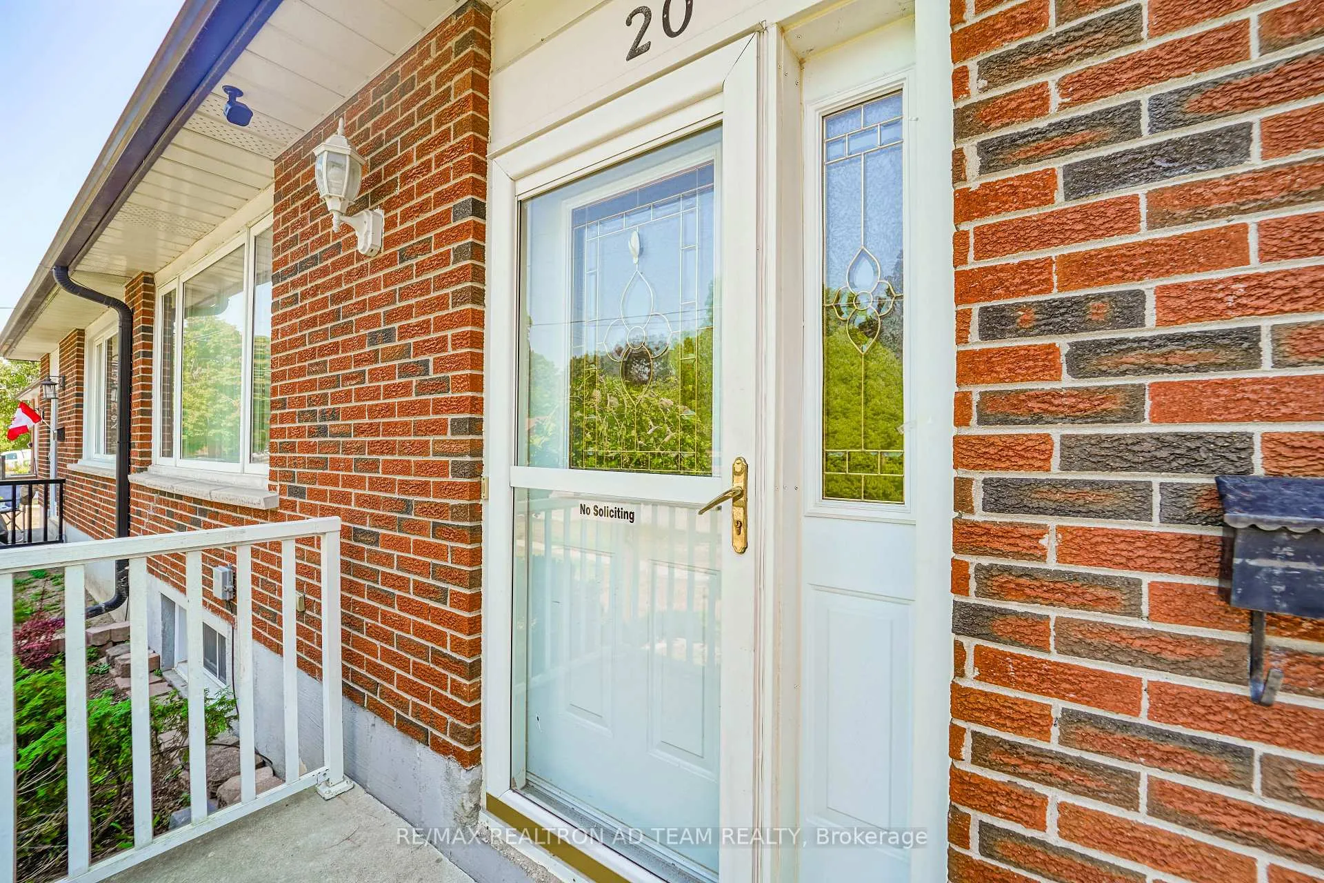 Photo 5 of 20 Little Avenue, Clarington, Bowmanville — HOMEH