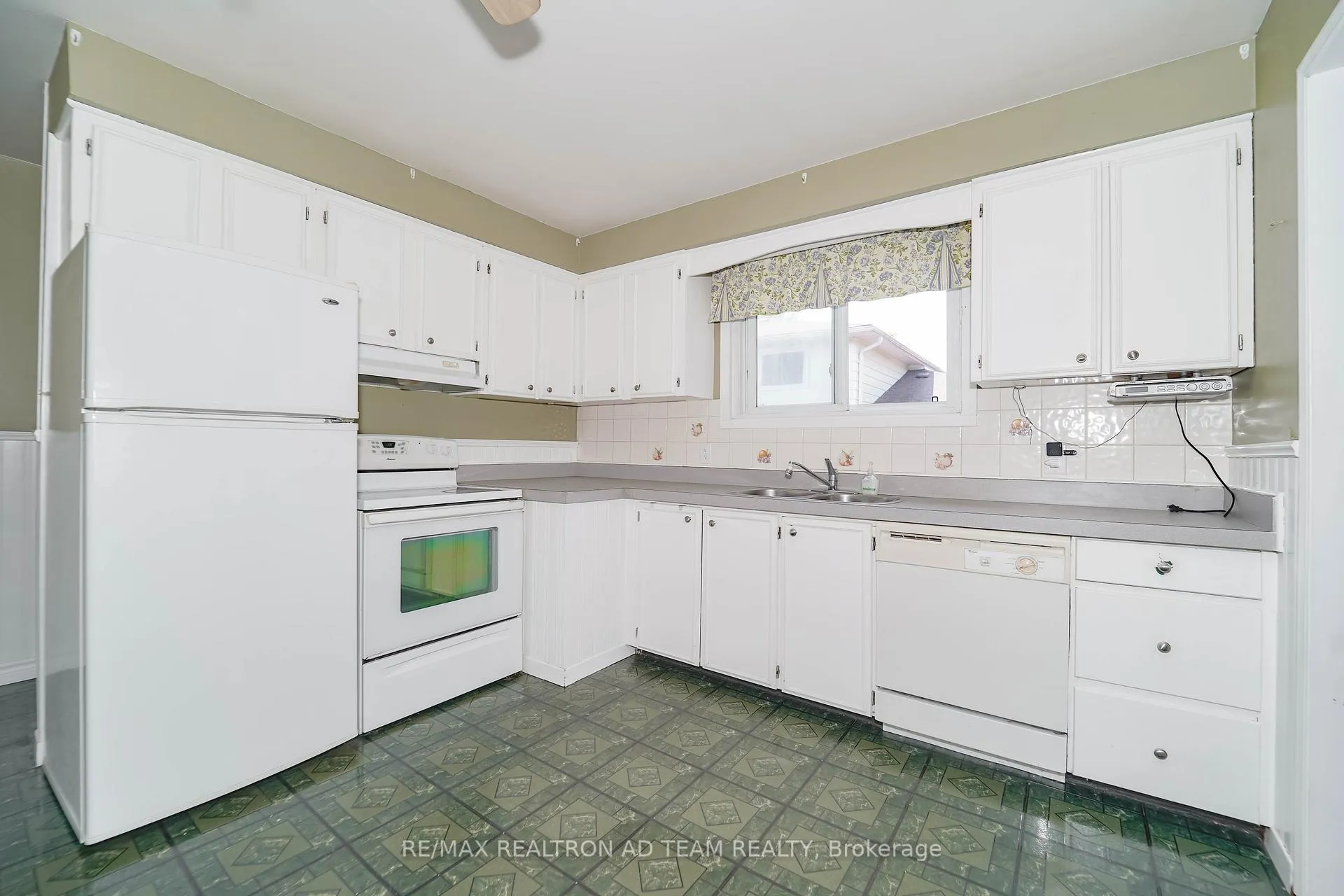 Photo 8 of 20 Little Avenue, Clarington, Bowmanville — HOMEH