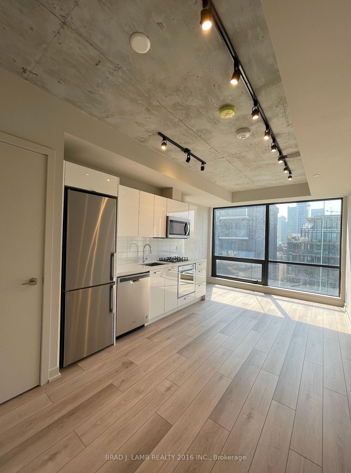 Front of Unit 904, 458 Richmond Street W