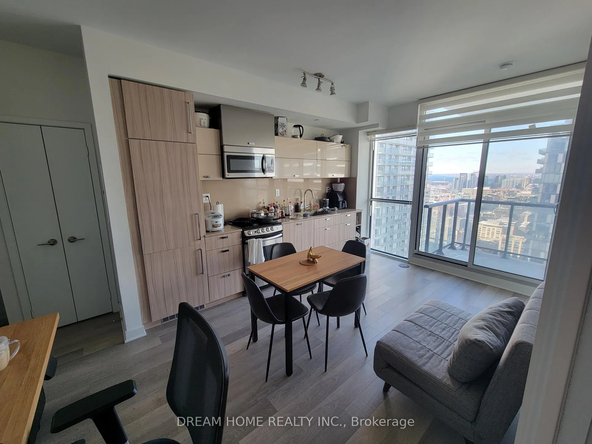 Photo 5 of Unit 3812, 290 Adelaide Street W, Toronto, Waterfront Communities — HOMEH