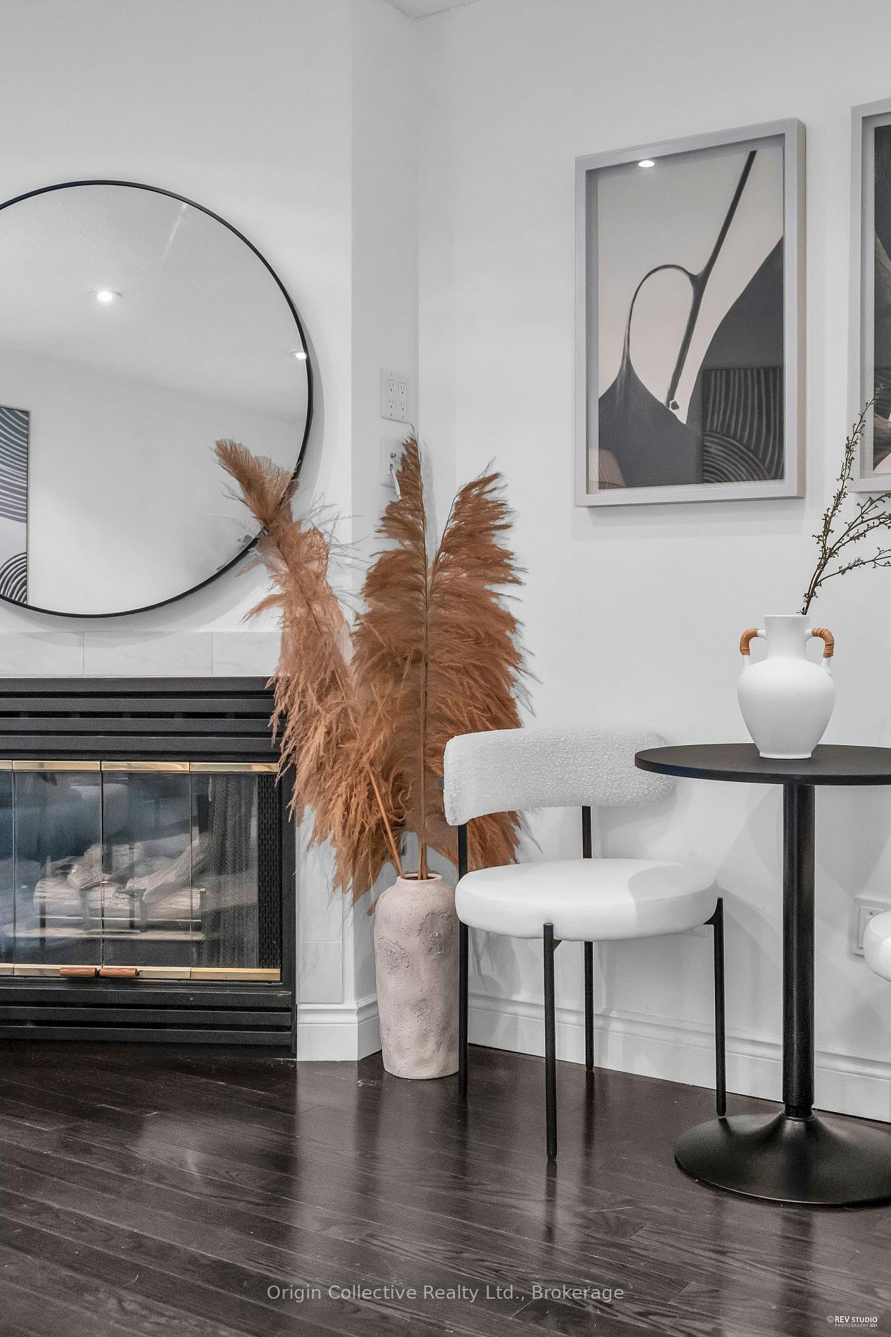 Photo 4 of Unit TH17, 166B Niagara Street, Toronto, Niagara — HOMEH