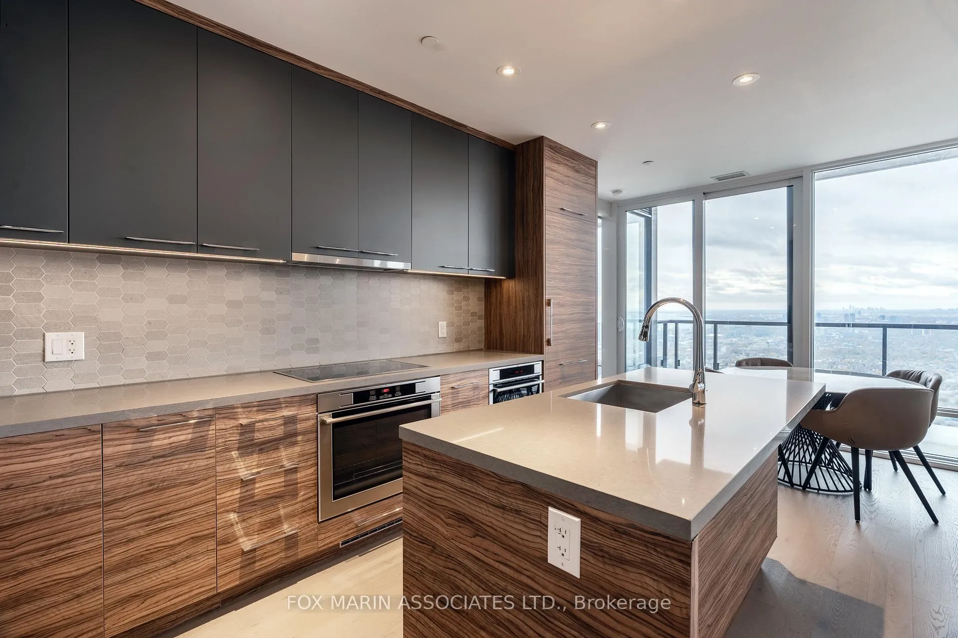 Photo 7 of Unit 5407, 488 University Avenue, Toronto, University — HOMEH