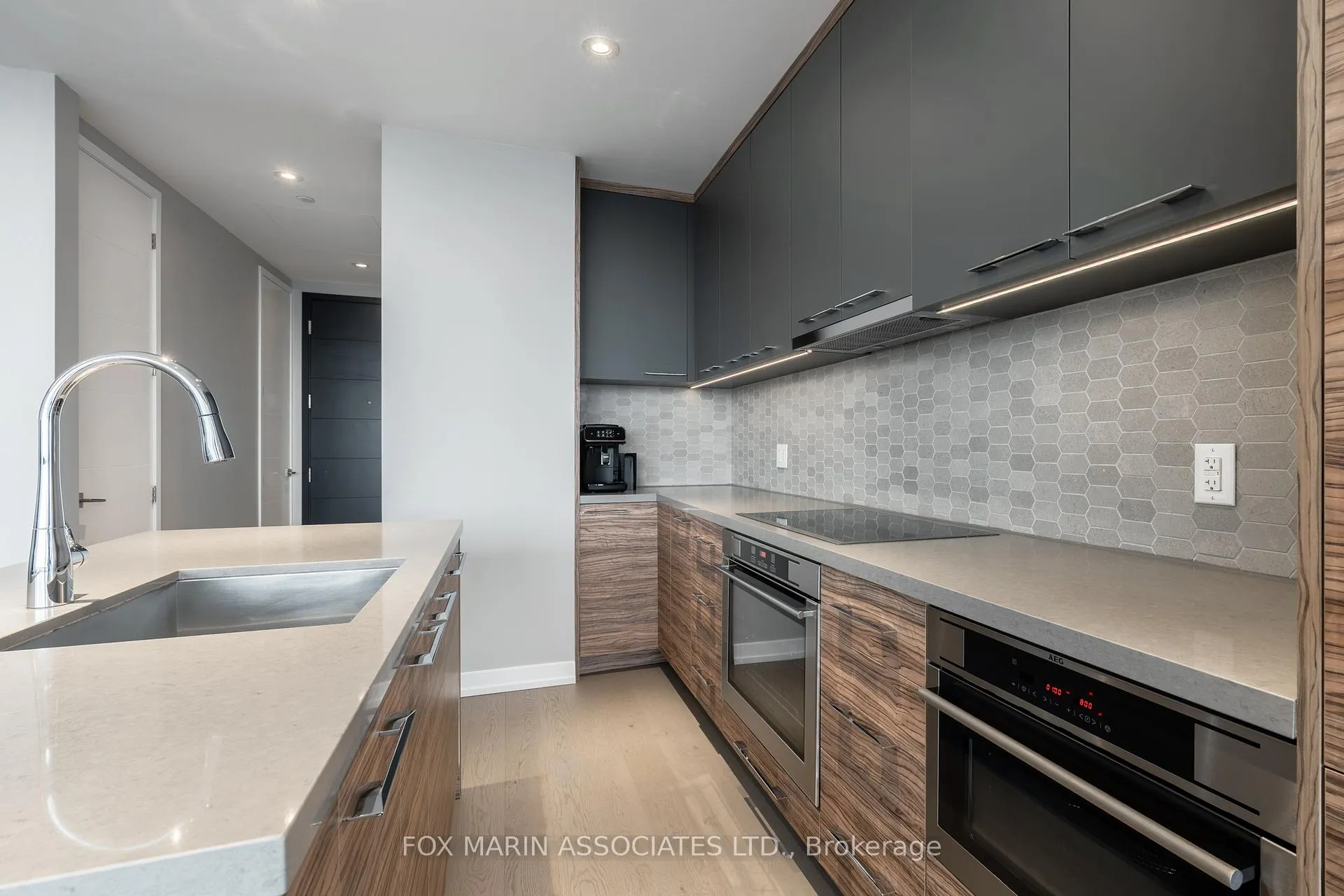 Photo 9 of Unit 5407, 488 University Avenue, Toronto, University — HOMEH