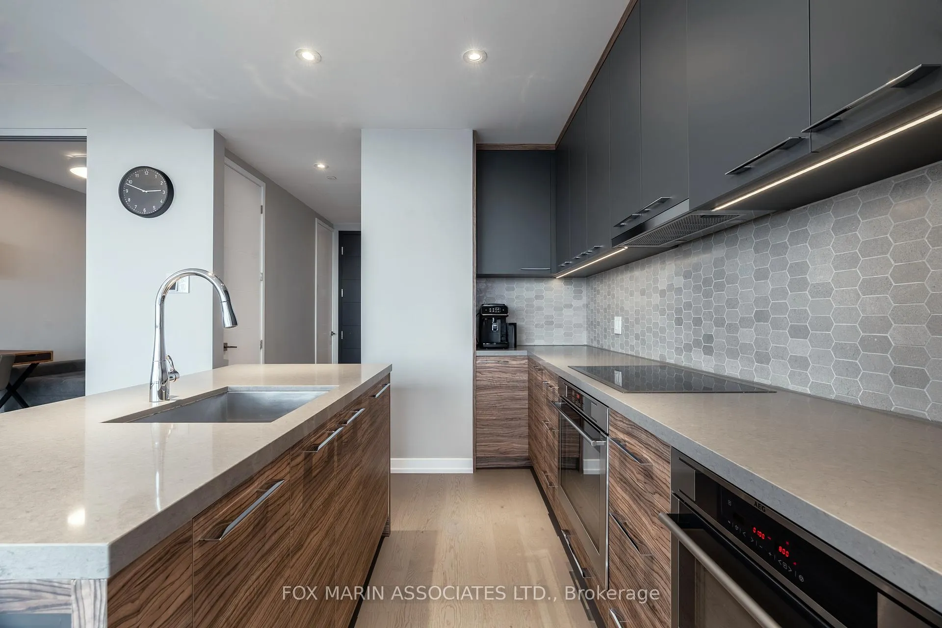 Photo 10 of Unit 5407, 488 University Avenue, Toronto, University — HOMEH