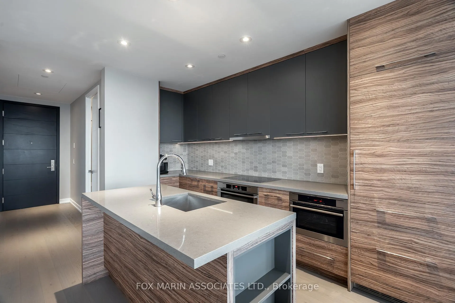 Photo 13 of Unit 5407, 488 University Avenue, Toronto, University — HOMEH