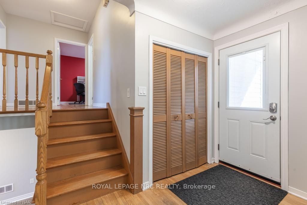 Photo 3 of 13 Warrington Place, St. Catharines, Lakeshore — HOMEH