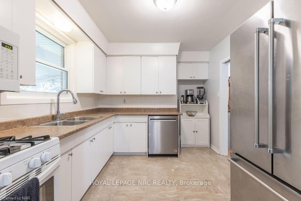 Photo 9 of 13 Warrington Place, St. Catharines, Lakeshore — HOMEH