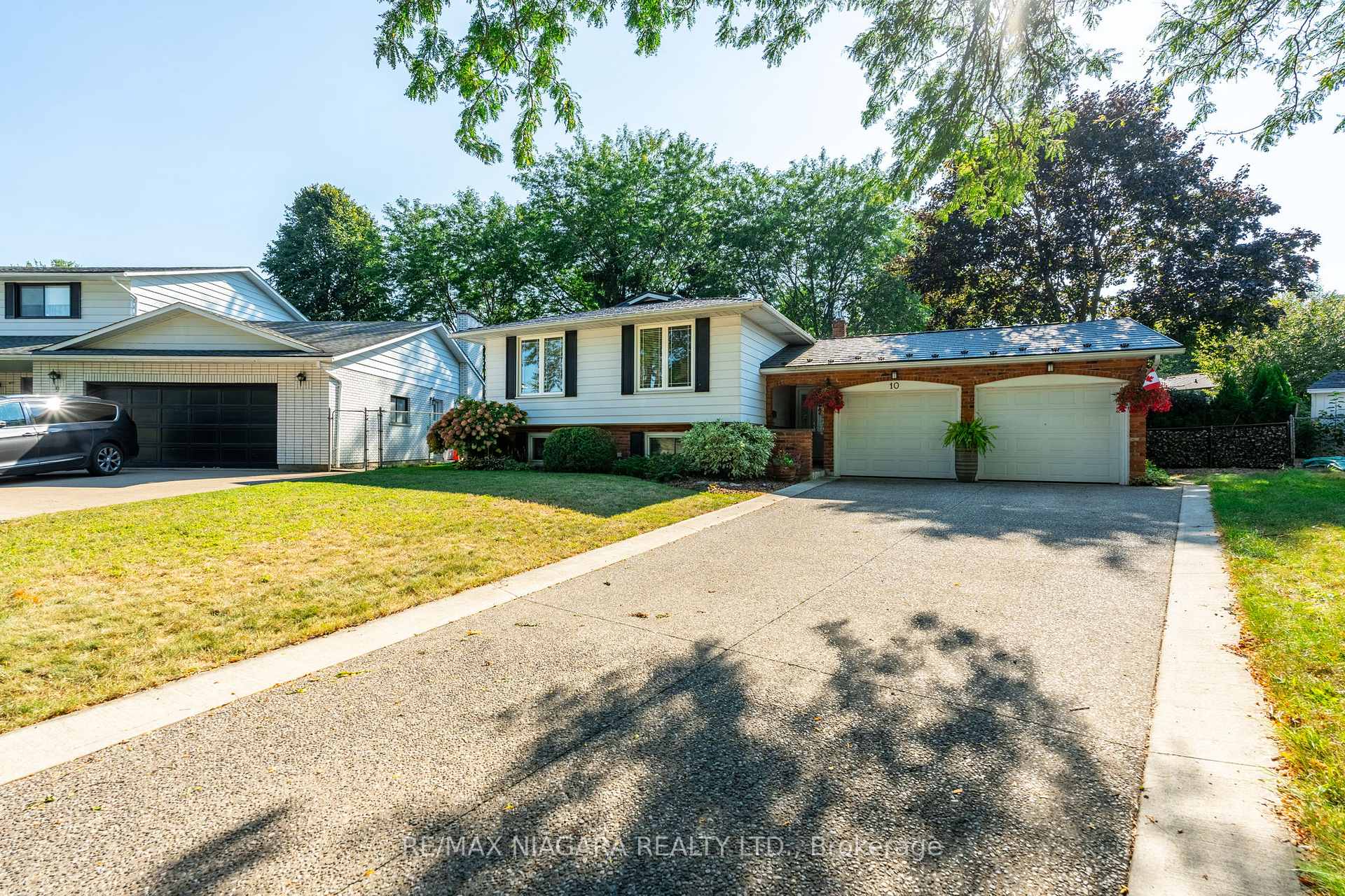 Photo 2 of 10 Wedgewood Court, St. Catharines, Martindale Pond — HOMEH