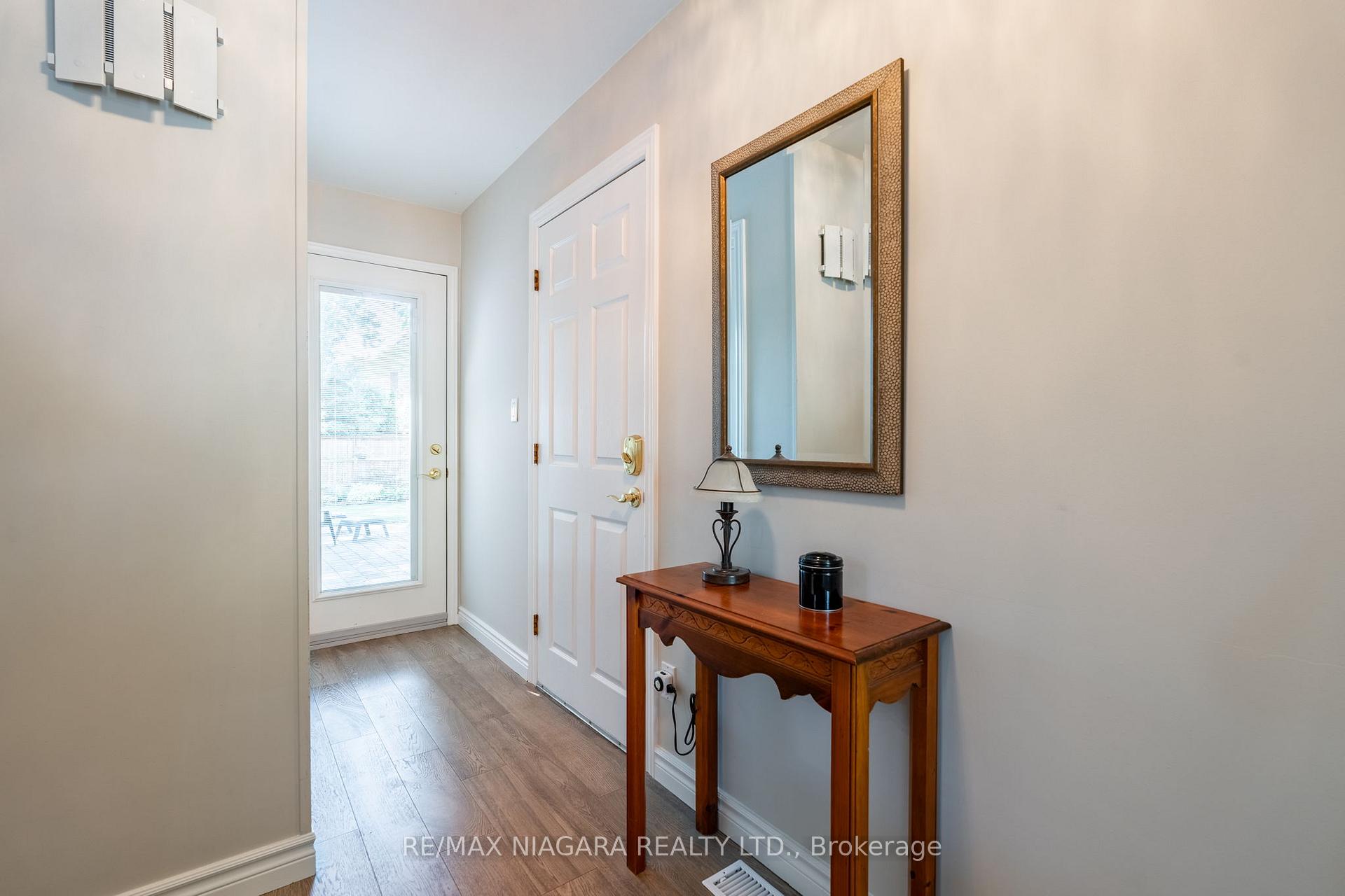 Photo 4 of 10 Wedgewood Court, St. Catharines, Martindale Pond — HOMEH