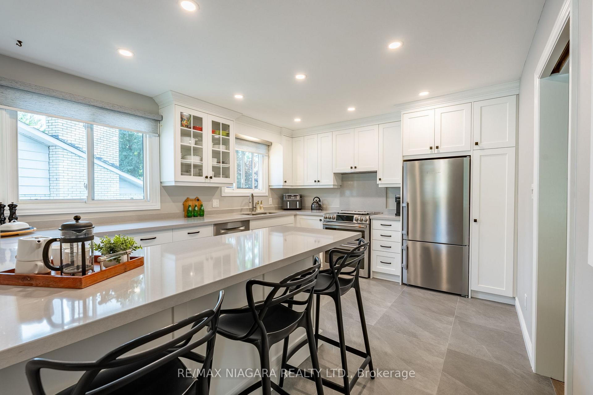 Photo 11 of 10 Wedgewood Court, St. Catharines, Martindale Pond — HOMEH