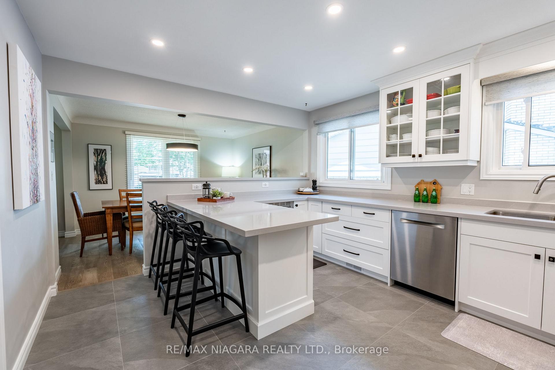 Photo 12 of 10 Wedgewood Court, St. Catharines, Martindale Pond — HOMEH