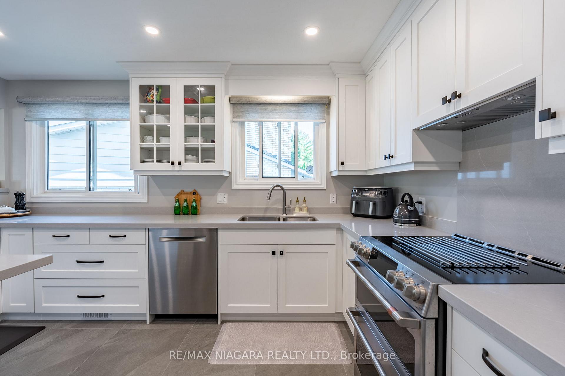 Photo 13 of 10 Wedgewood Court, St. Catharines, Martindale Pond — HOMEH