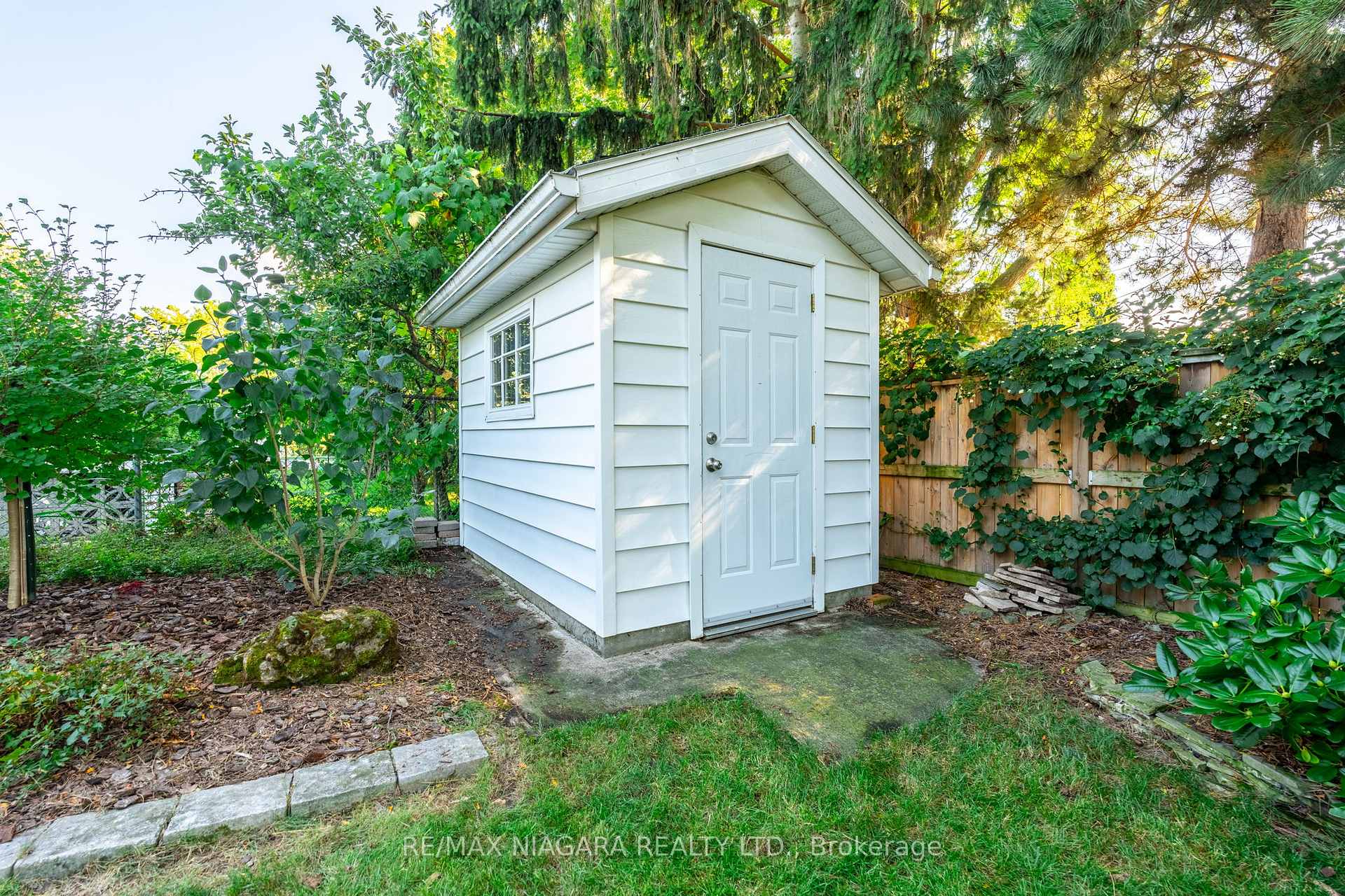 Photo 39 of 10 Wedgewood Court, St. Catharines, Martindale Pond — HOMEH