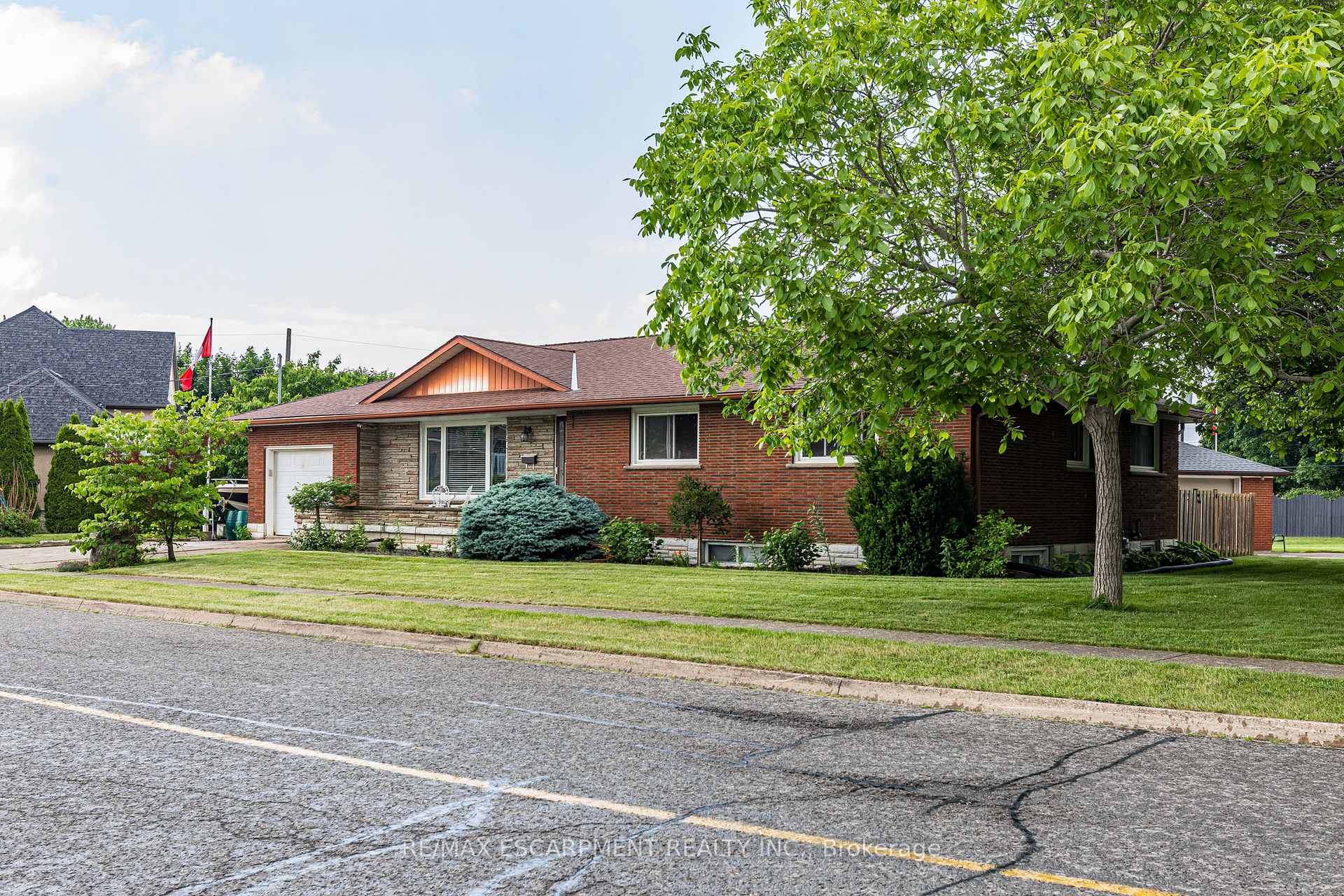 Photo 1 of 11 Ridge Point Drive, St. Catharines, Burleigh Hill — HOMEH