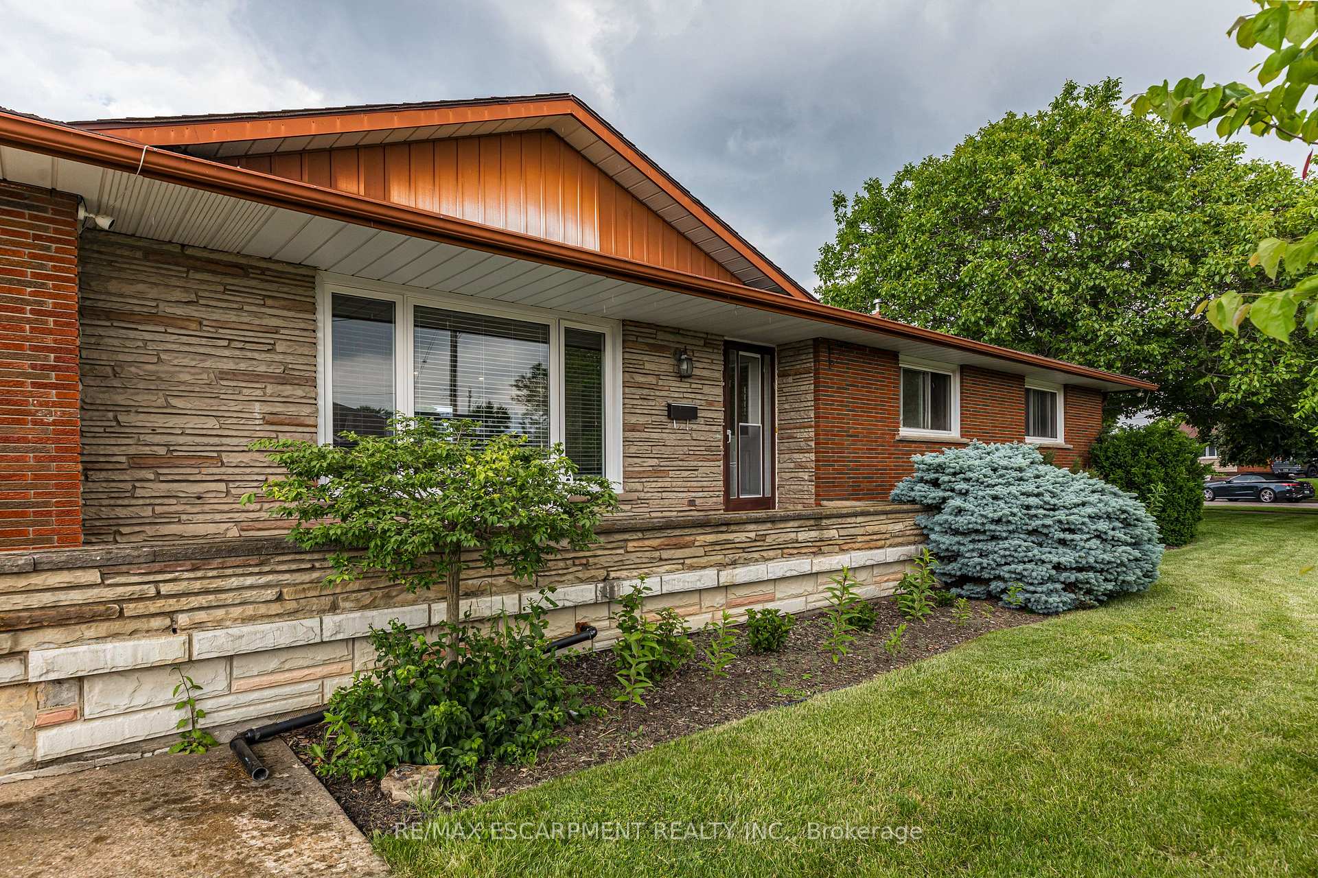 Photo 2 of 11 Ridge Point Drive, St. Catharines, Burleigh Hill — HOMEH