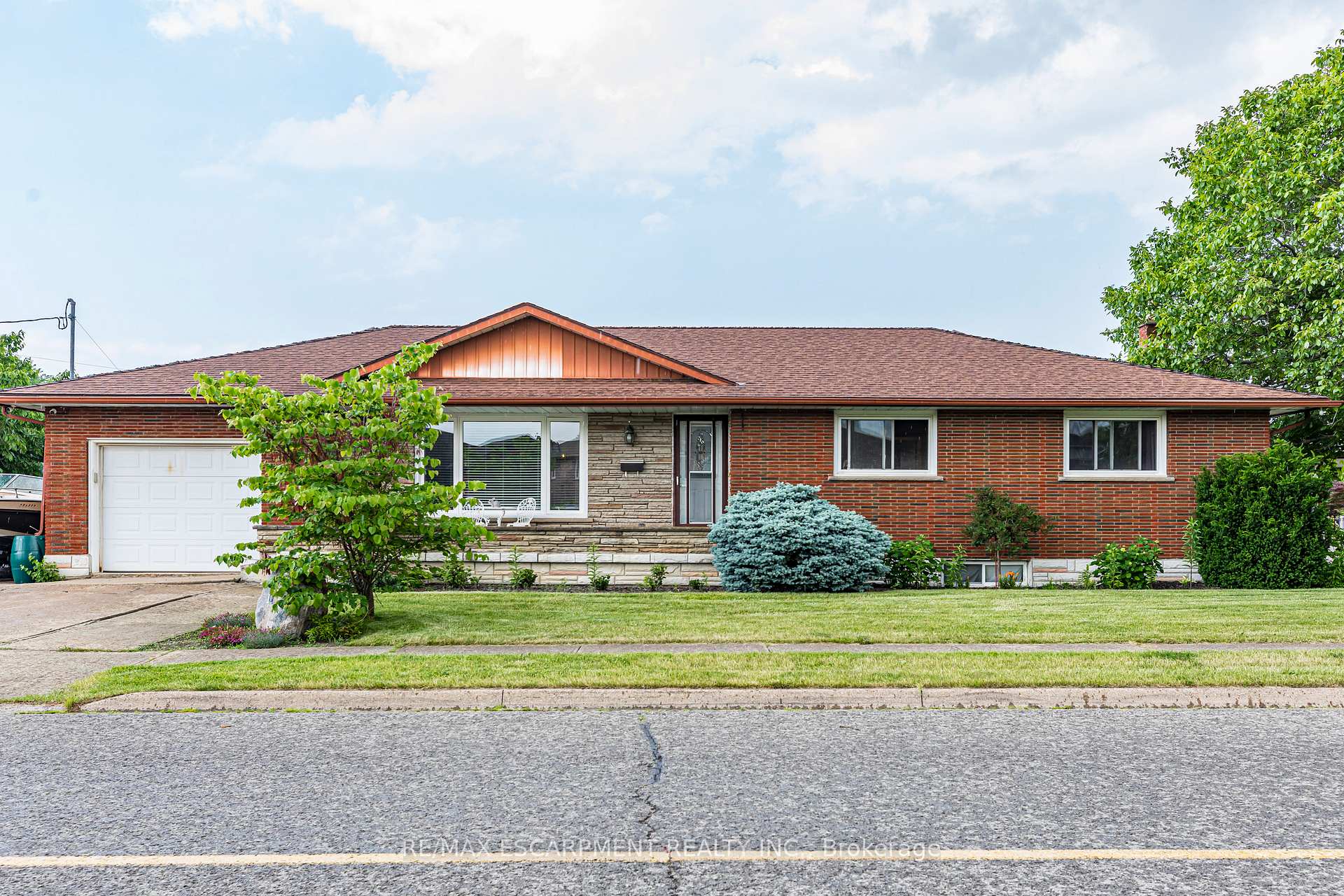 Photo 3 of 11 Ridge Point Drive, St. Catharines, Burleigh Hill — HOMEH