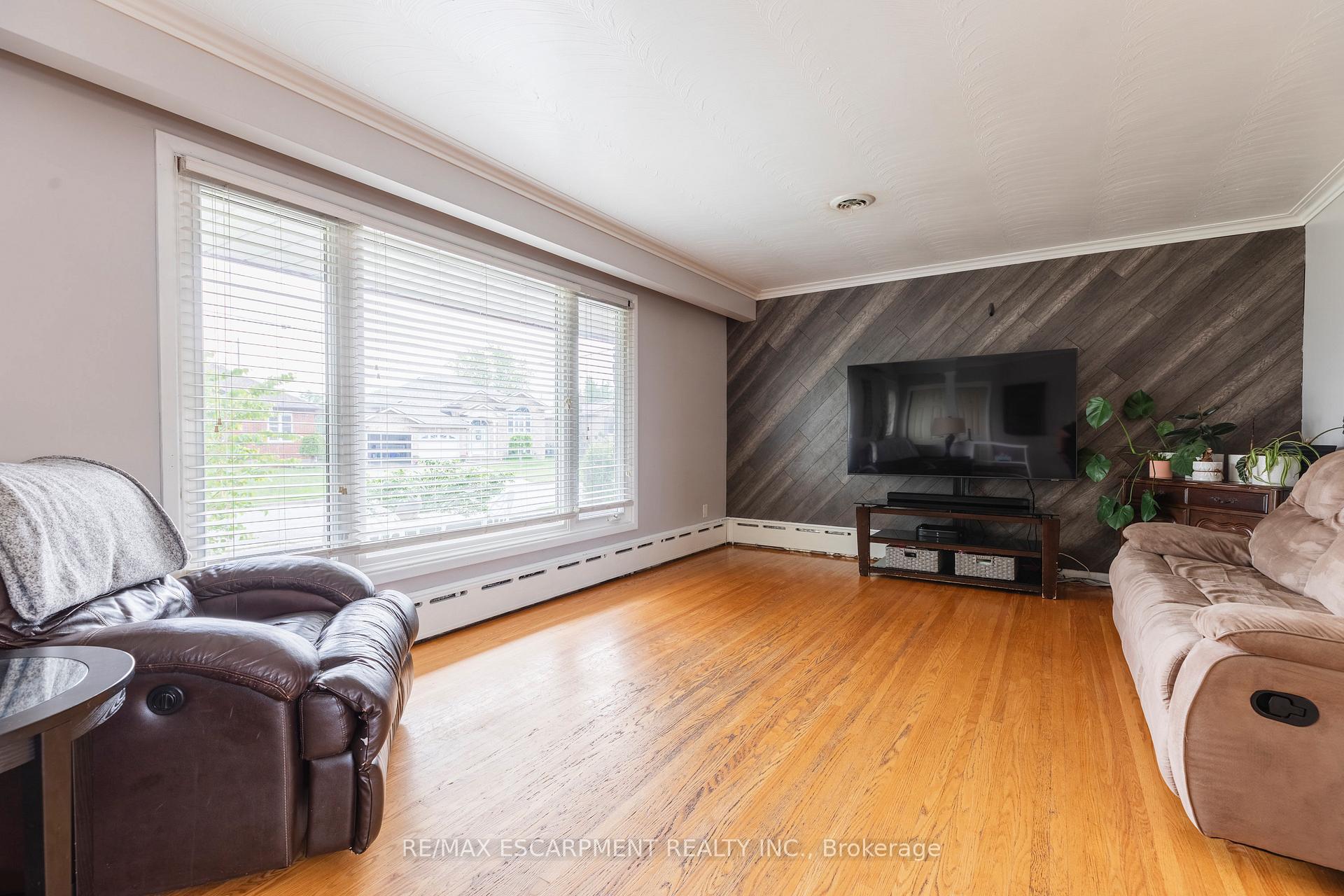 Photo 4 of 11 Ridge Point Drive, St. Catharines, Burleigh Hill — HOMEH