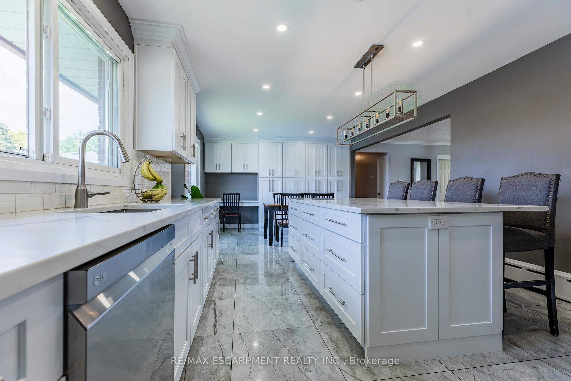 Photo 5 of 11 Ridge Point Drive, St. Catharines, Burleigh Hill — HOMEH