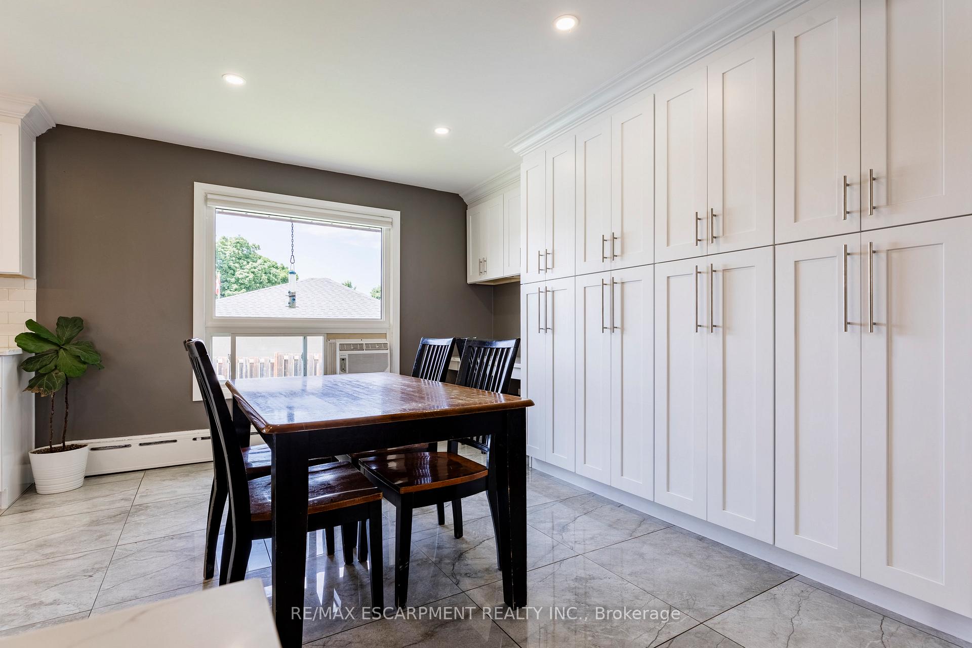 Photo 6 of 11 Ridge Point Drive, St. Catharines, Burleigh Hill — HOMEH