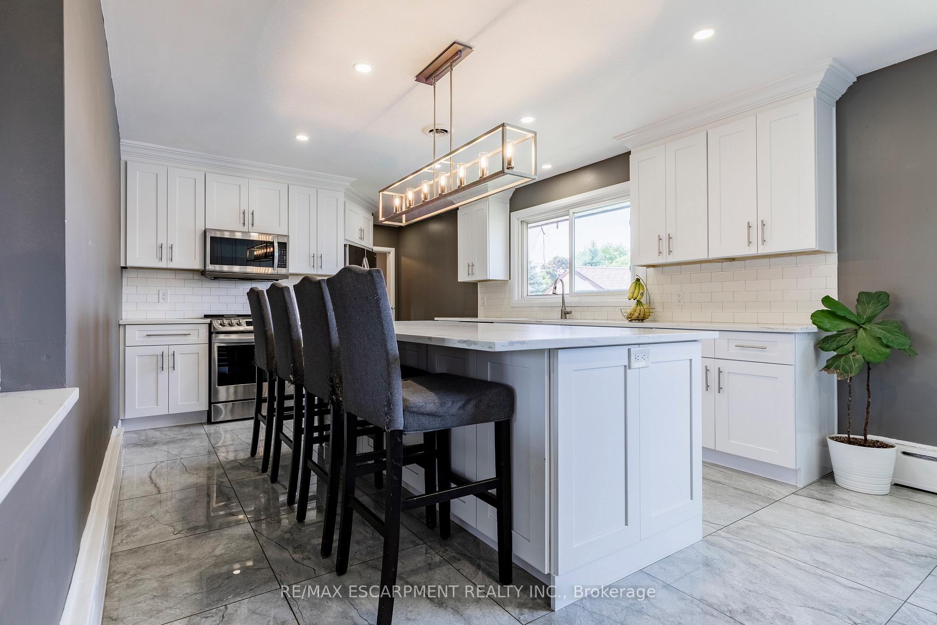 Photo 7 of 11 Ridge Point Drive, St. Catharines, Burleigh Hill — HOMEH