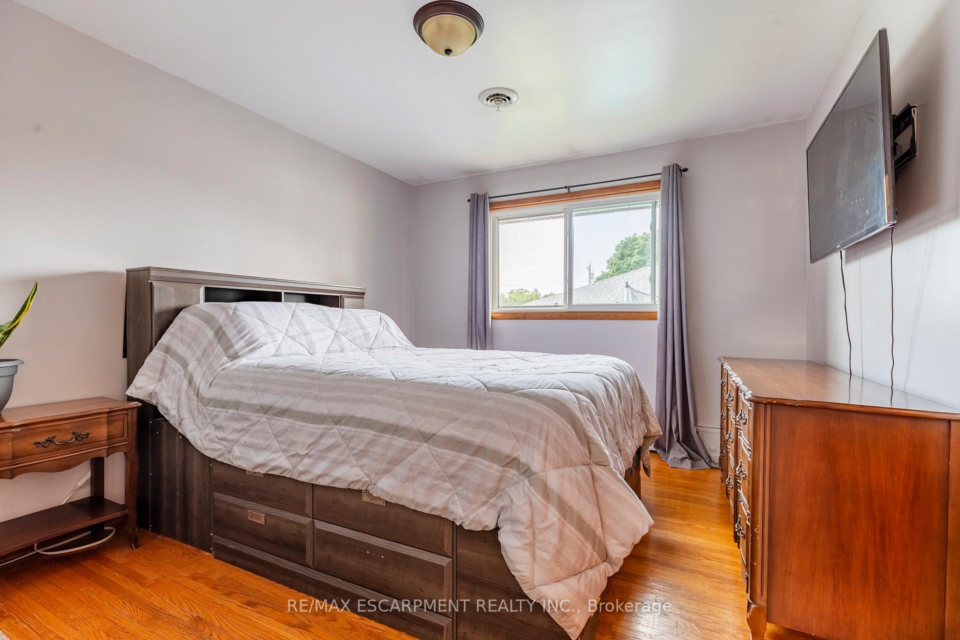 Photo 8 of 11 Ridge Point Drive, St. Catharines, Burleigh Hill — HOMEH