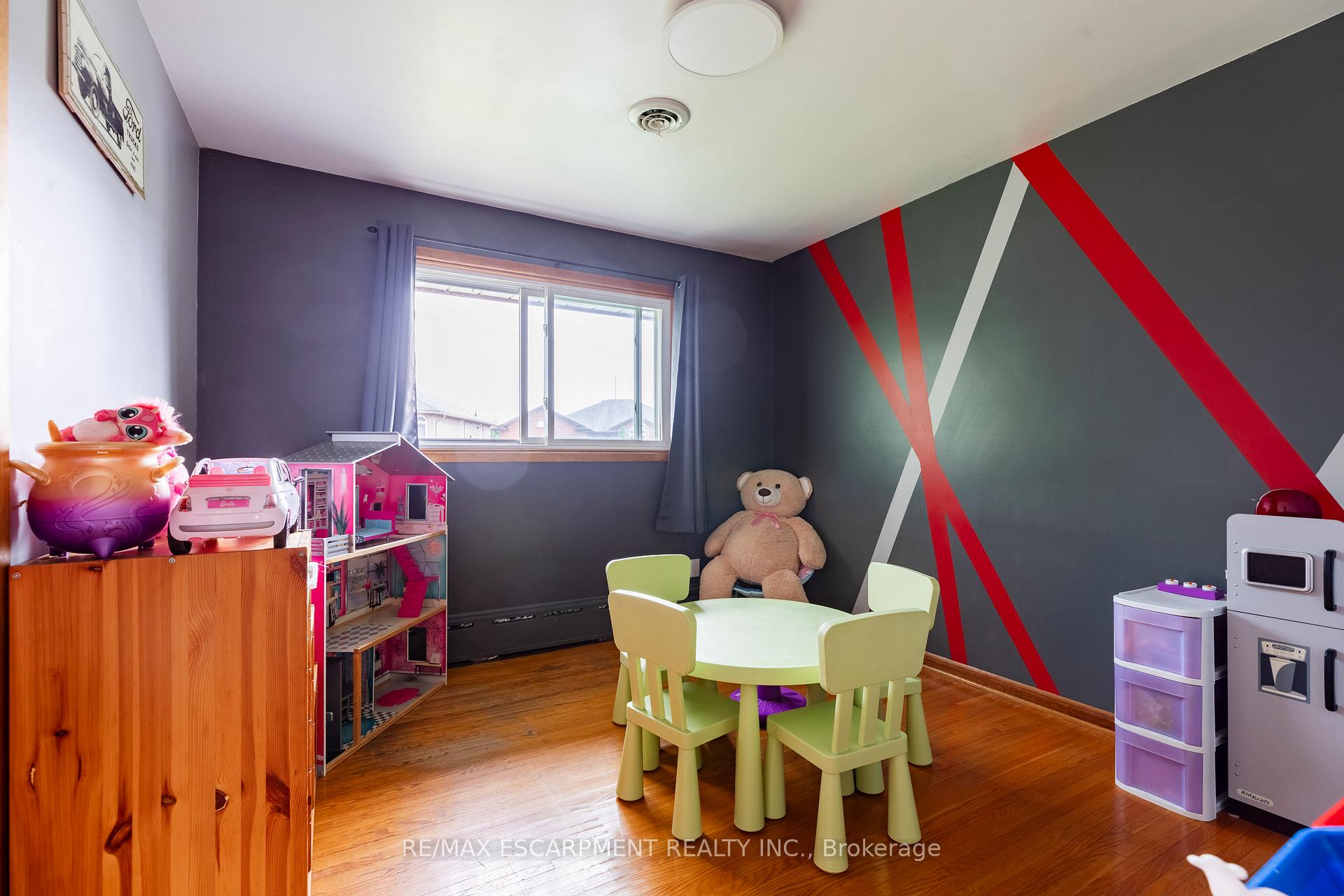 Photo 9 of 11 Ridge Point Drive, St. Catharines, Burleigh Hill — HOMEH