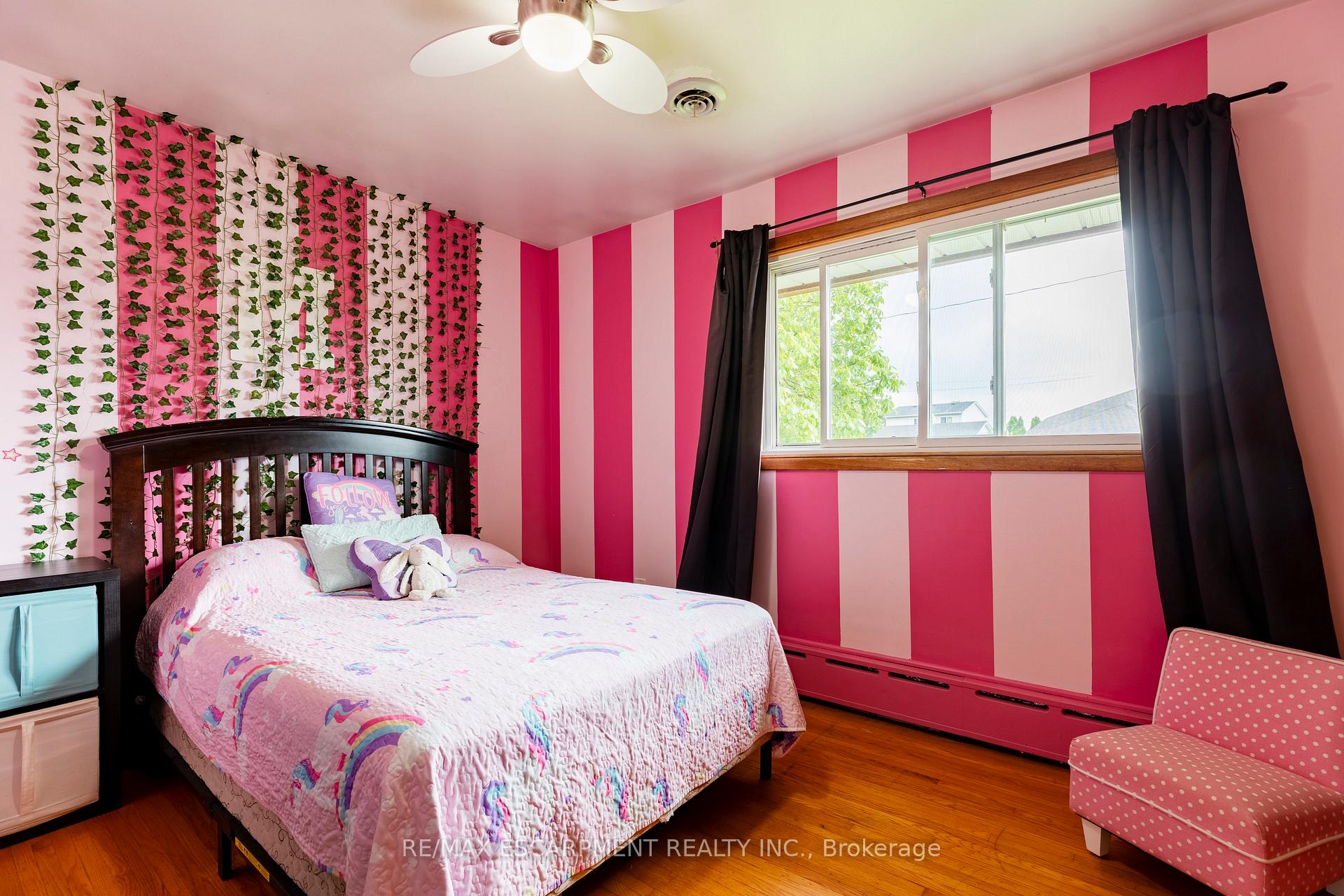 Photo 10 of 11 Ridge Point Drive, St. Catharines, Burleigh Hill — HOMEH