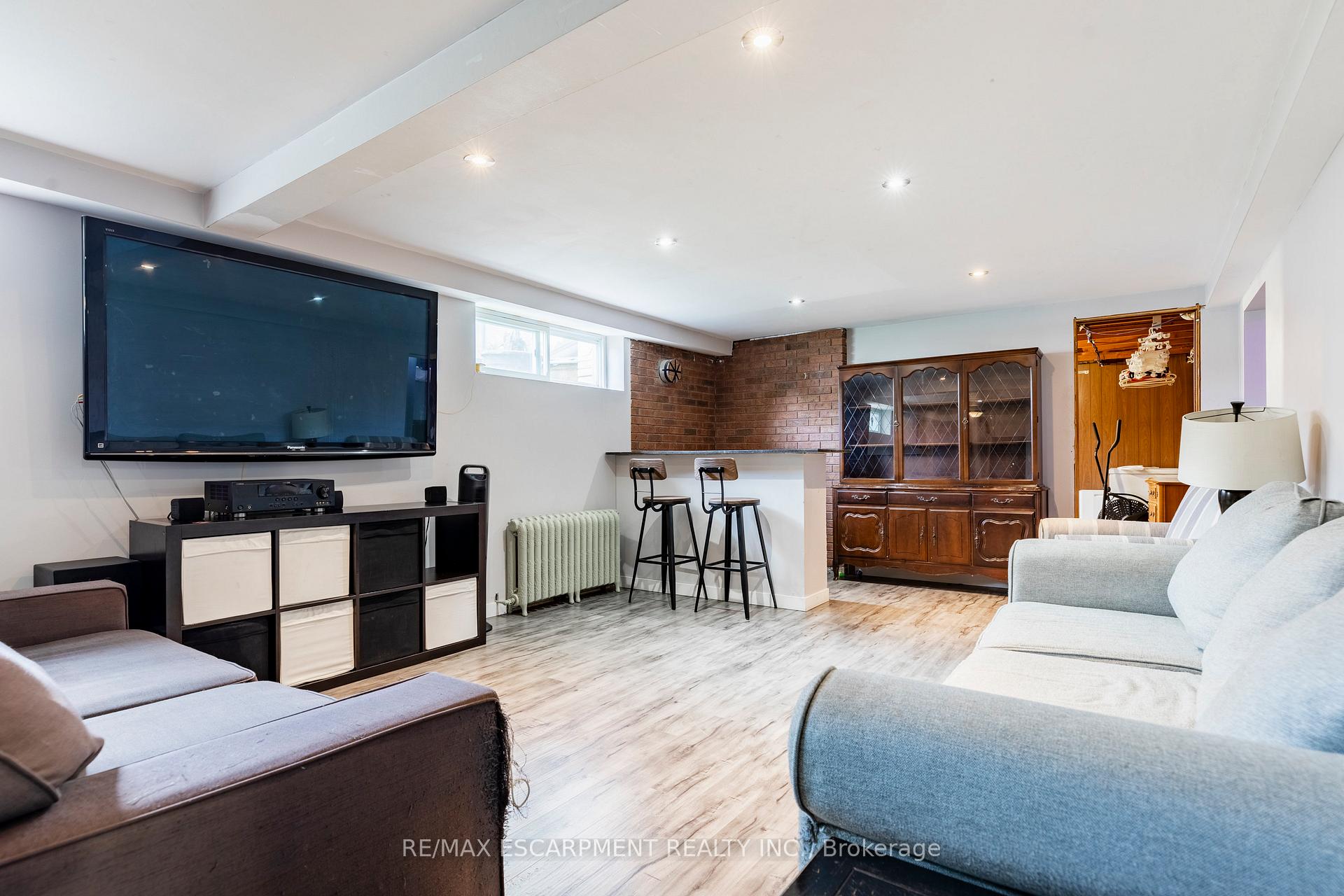 Photo 12 of 11 Ridge Point Drive, St. Catharines, Burleigh Hill — HOMEH