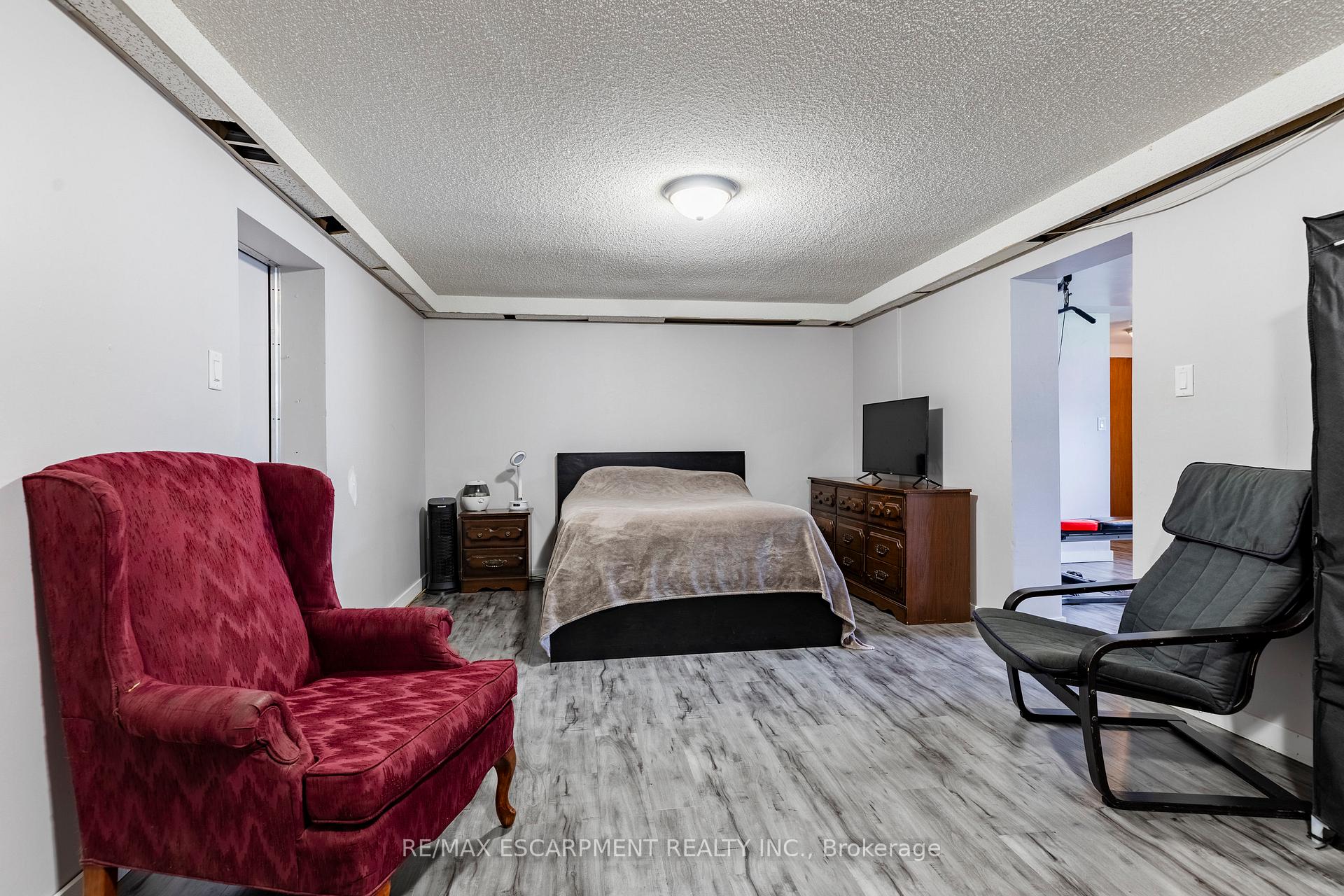 Photo 13 of 11 Ridge Point Drive, St. Catharines, Burleigh Hill — HOMEH