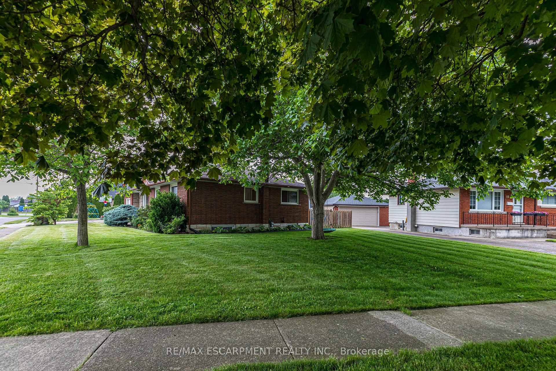 Photo 15 of 11 Ridge Point Drive, St. Catharines, Burleigh Hill — HOMEH