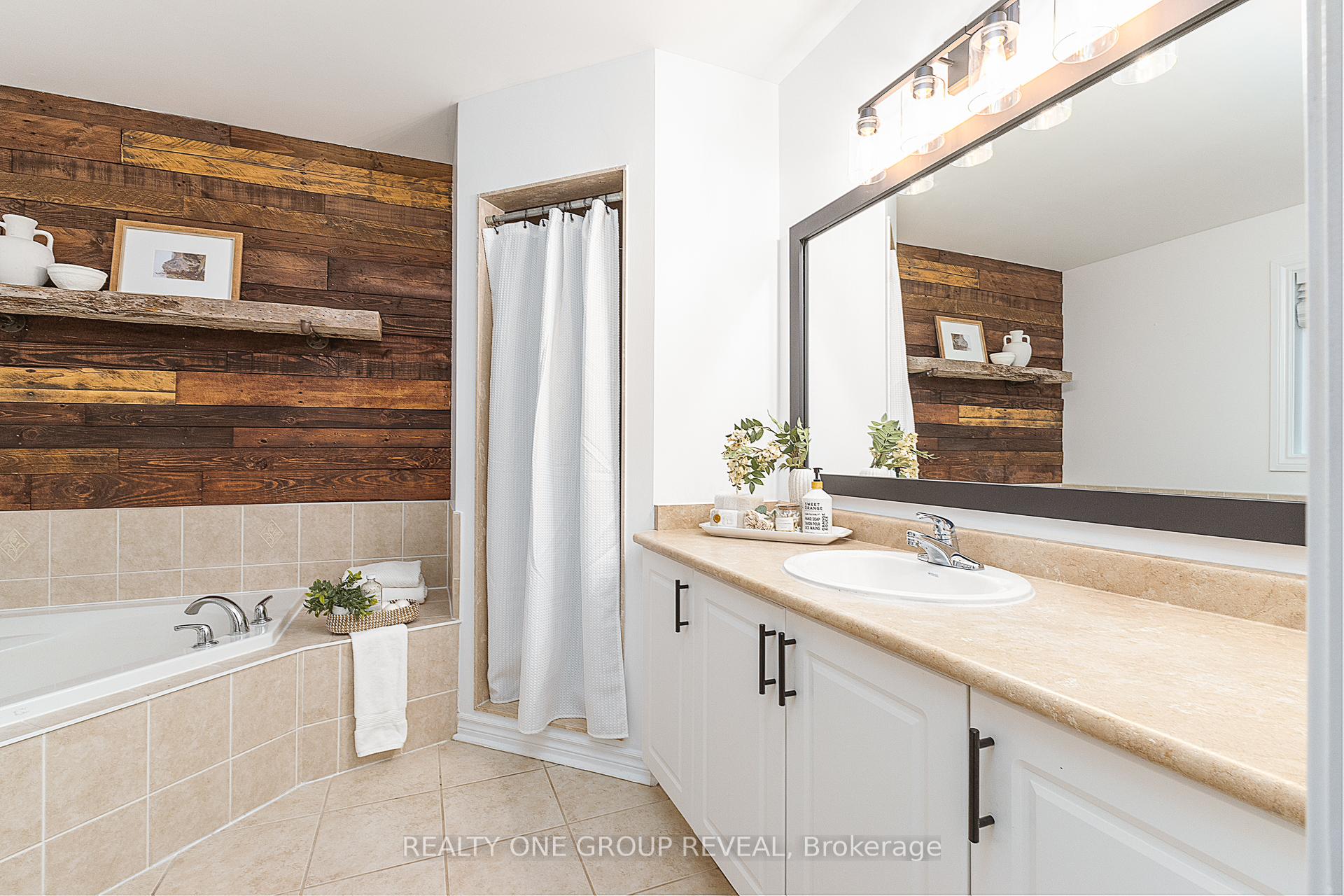 Photo 15 of 114 Argent Street, Clarington, Bowmanville — HOMEH