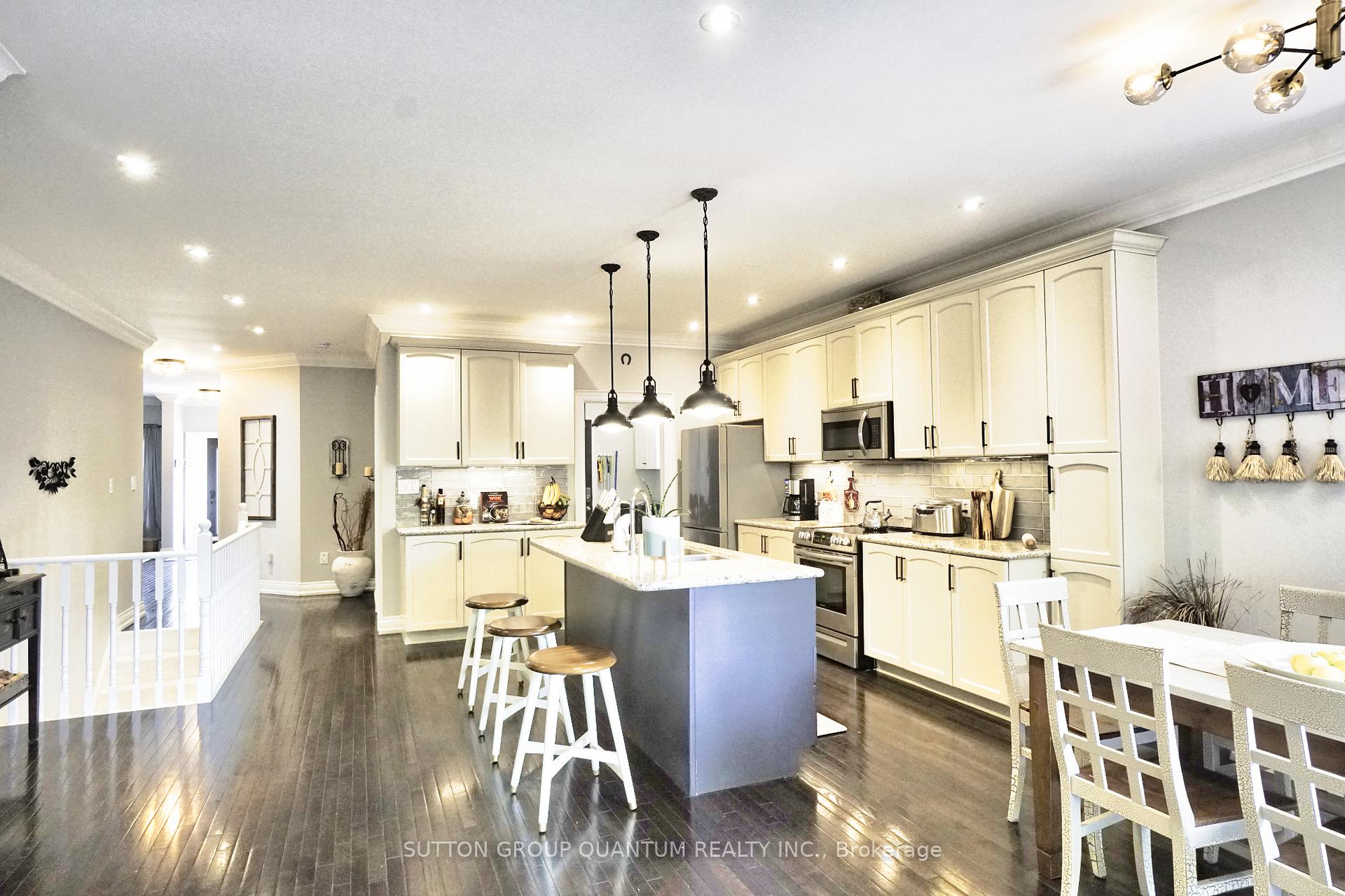 Photo 4 of 71 Versailles Crescent, Barrie, Innis-Shore — HOMEH