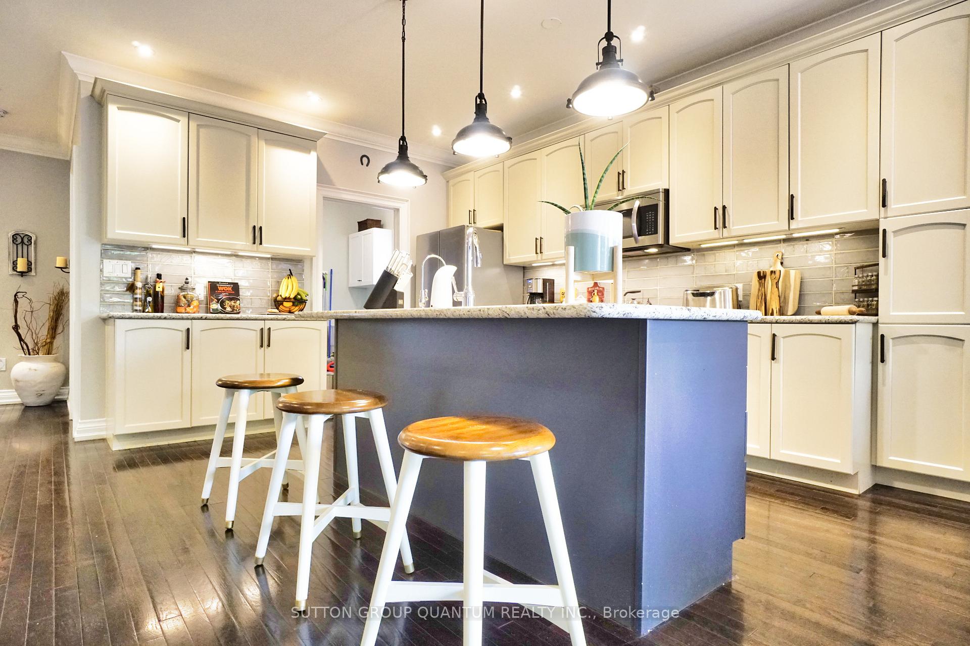 Photo 6 of 71 Versailles Crescent, Barrie, Innis-Shore — HOMEH