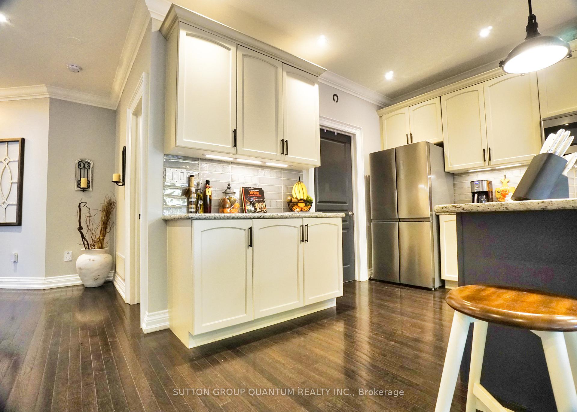 Photo 8 of 71 Versailles Crescent, Barrie, Innis-Shore — HOMEH