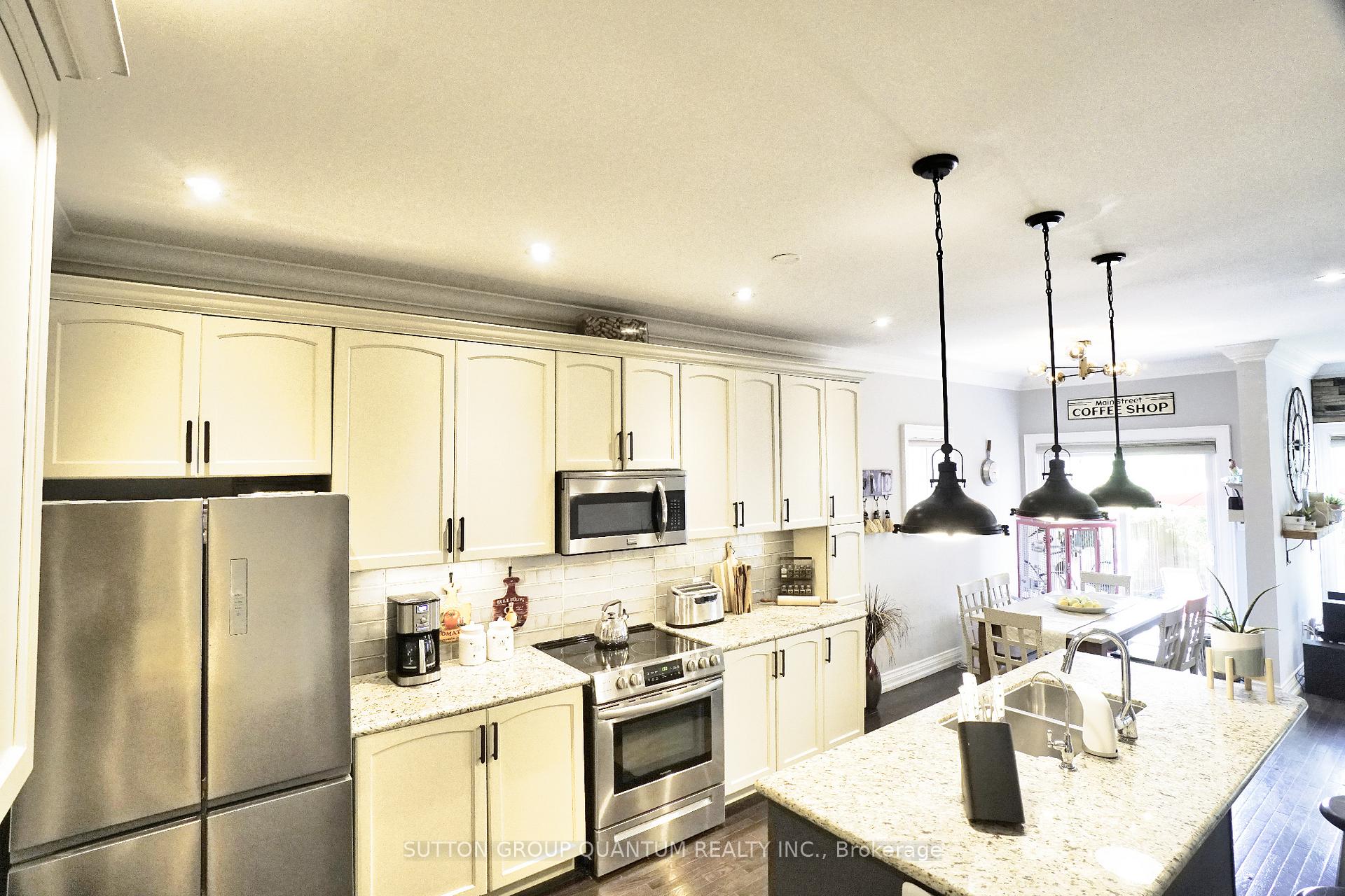 Photo 9 of 71 Versailles Crescent, Barrie, Innis-Shore — HOMEH