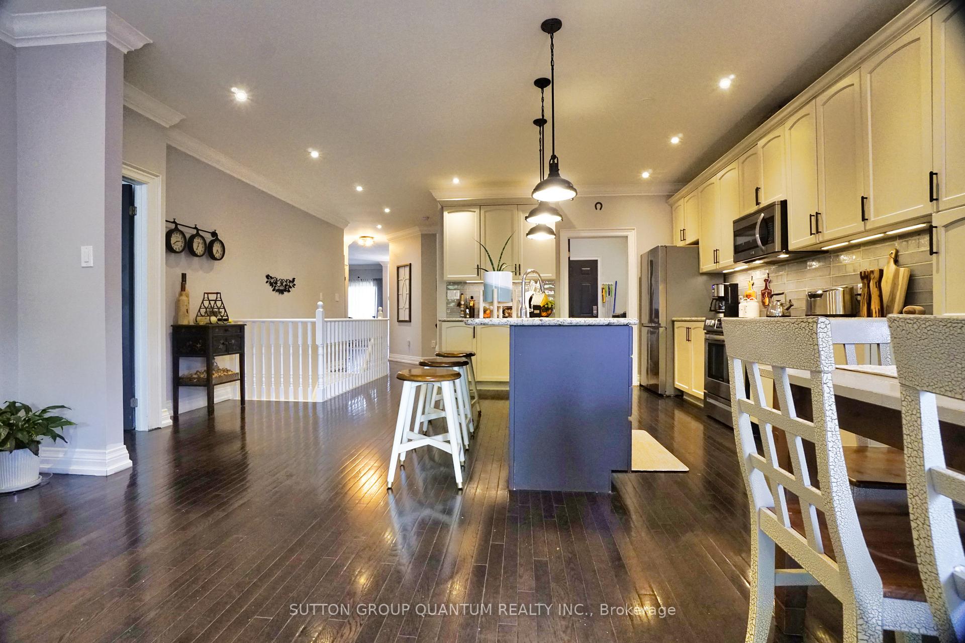 Photo 10 of 71 Versailles Crescent, Barrie, Innis-Shore — HOMEH