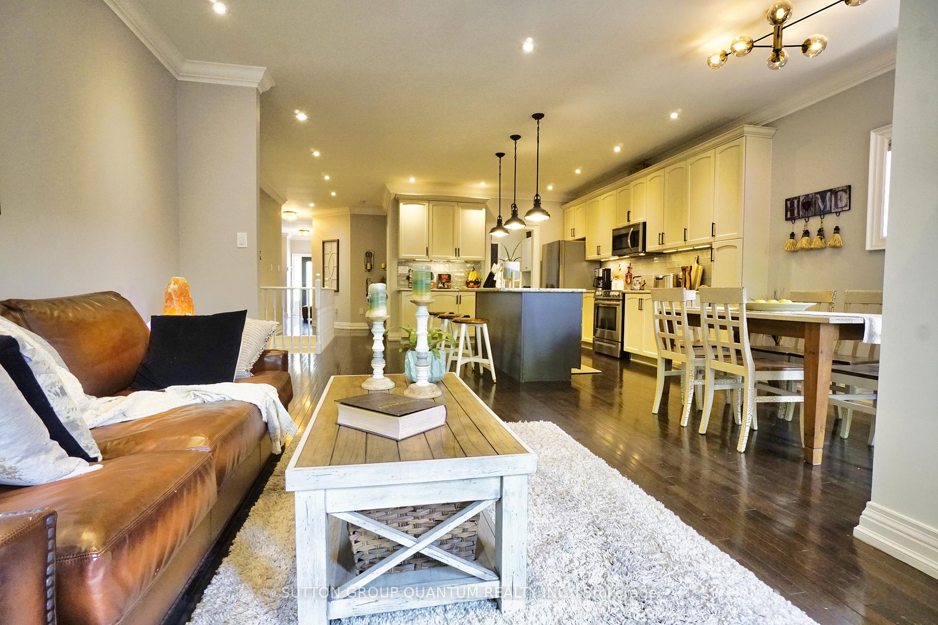 Photo 11 of 71 Versailles Crescent, Barrie, Innis-Shore — HOMEH