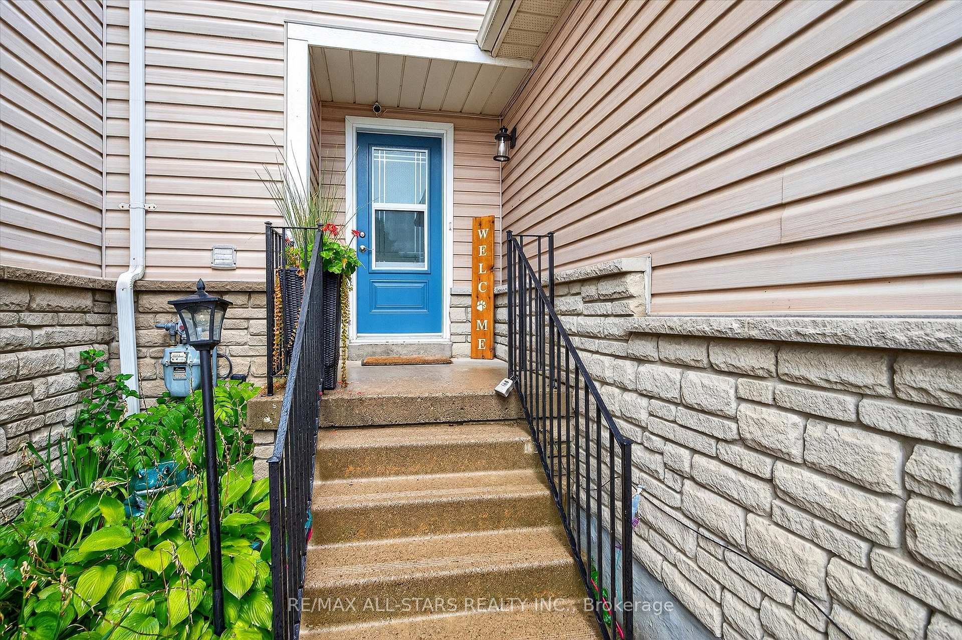Photo 9 of 54 Ivory Court, Clarington, Bowmanville — HOMEH