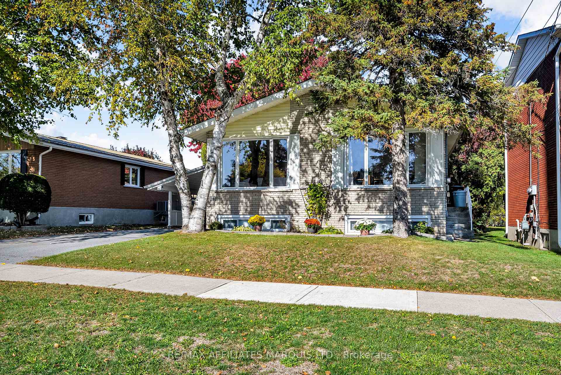 Photo 3 of 220 Fifteenth Street W, Cornwall — HOMEH