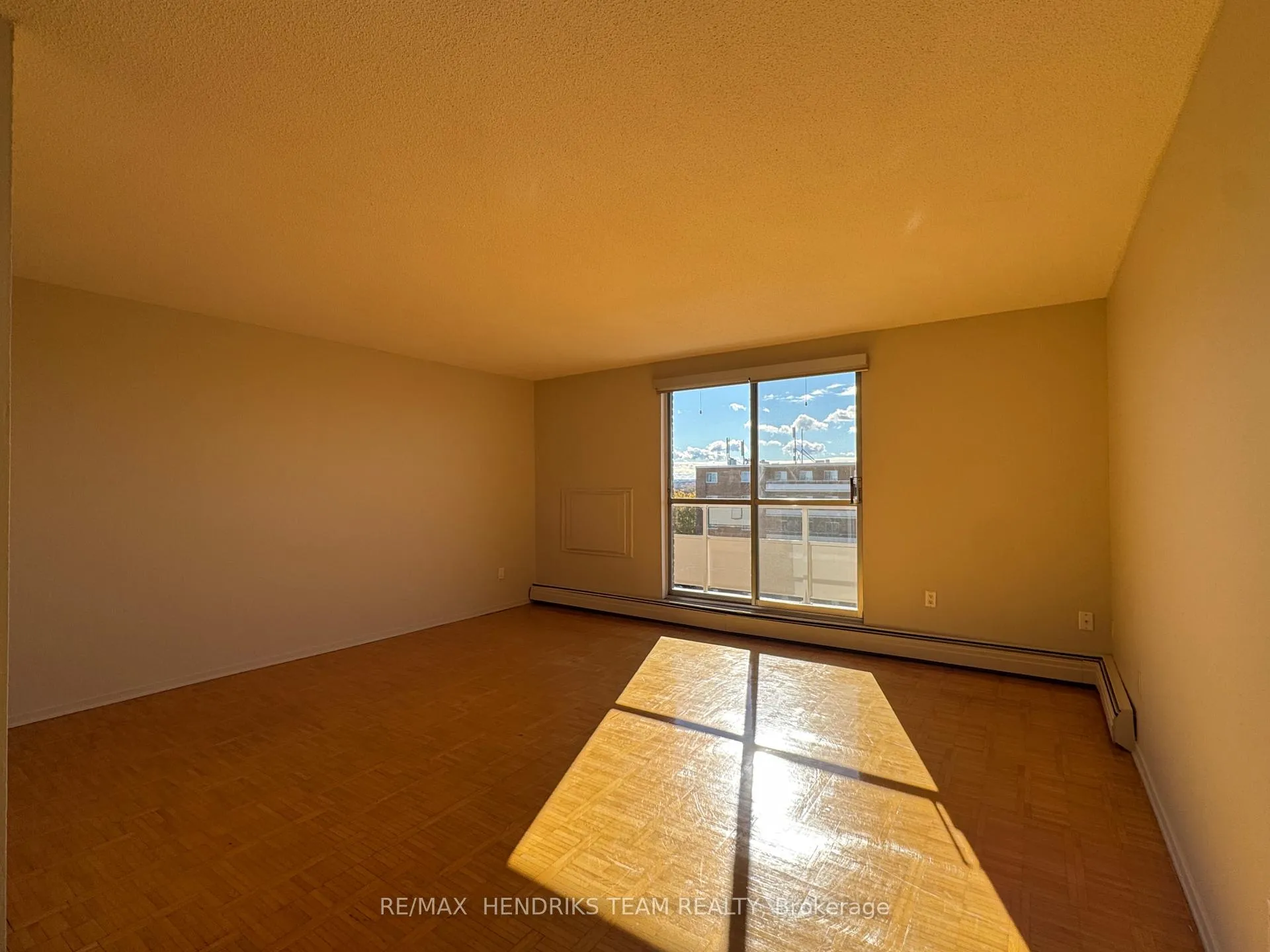 Photo 4 of Unit 802, 64 Windward Street, St. Catharines, Carlton/Bunting — HOMEH