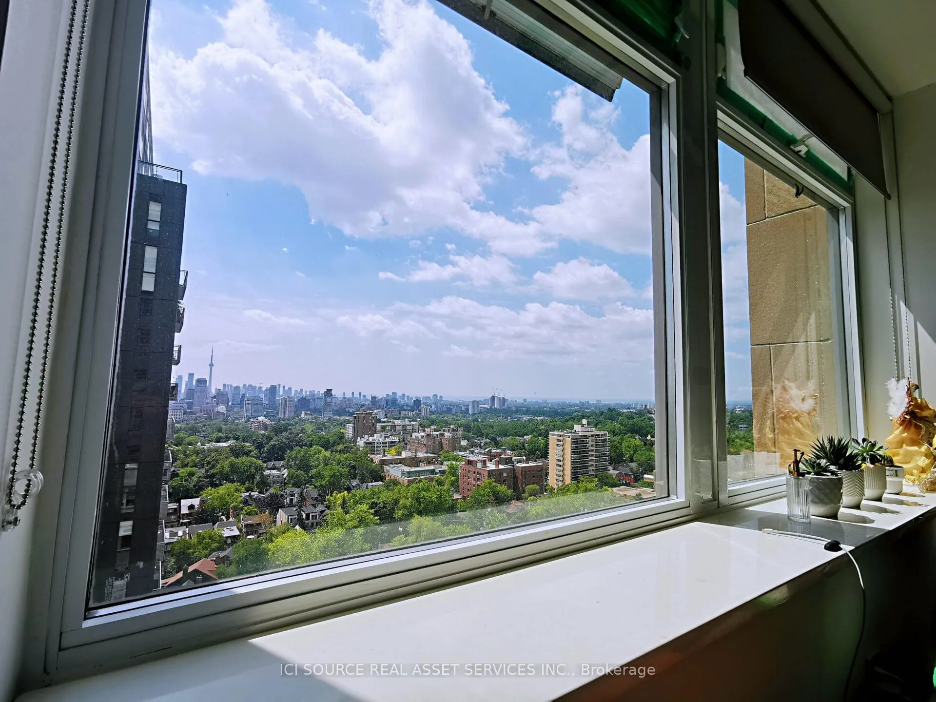 Photo 11 of Unit 1608, 111 St Clair Avenue W, Toronto, Yonge-St. Clair — HOMEH